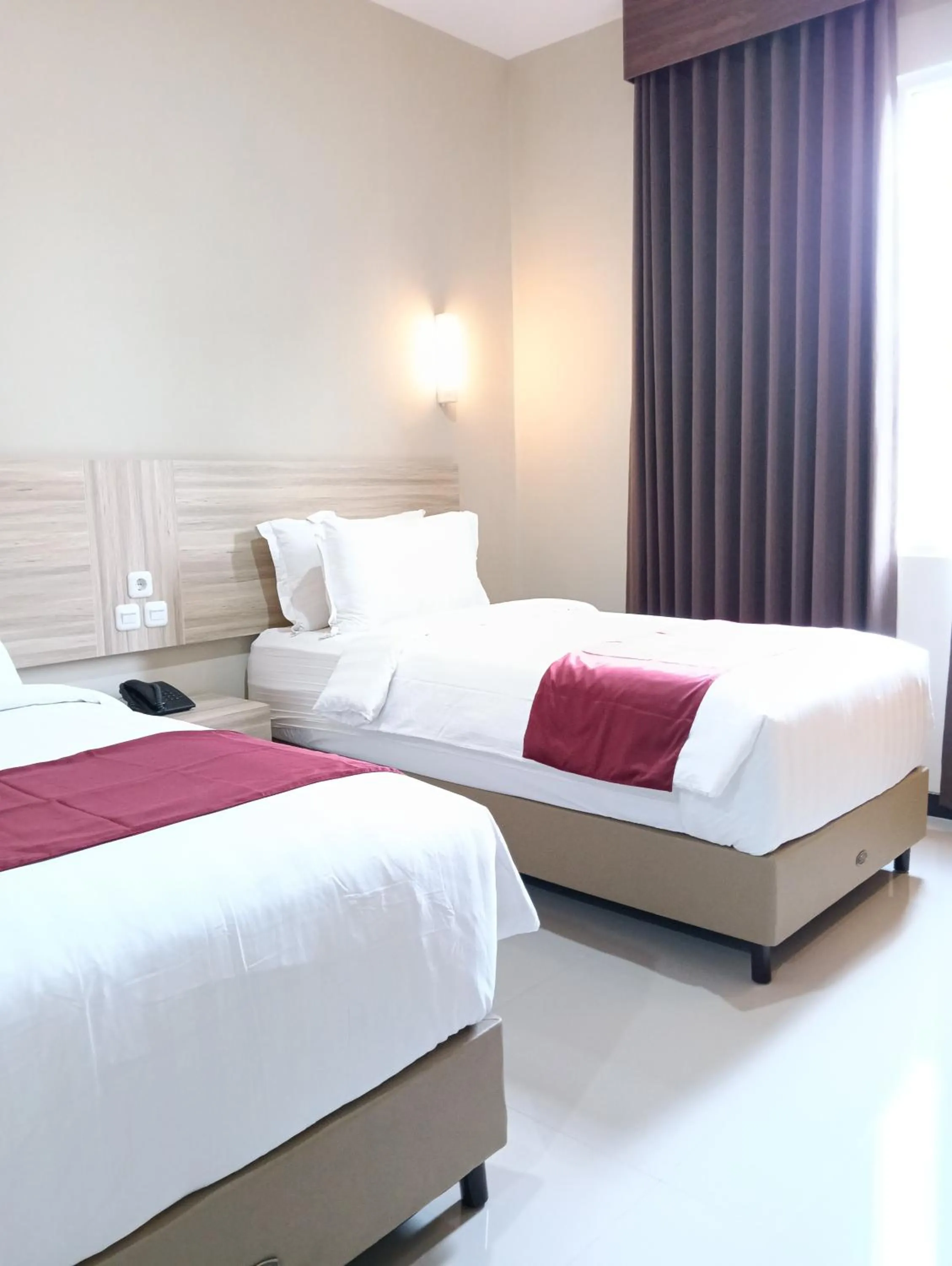 Bed in Sunflower Hotel Syariah near Juanda Airport