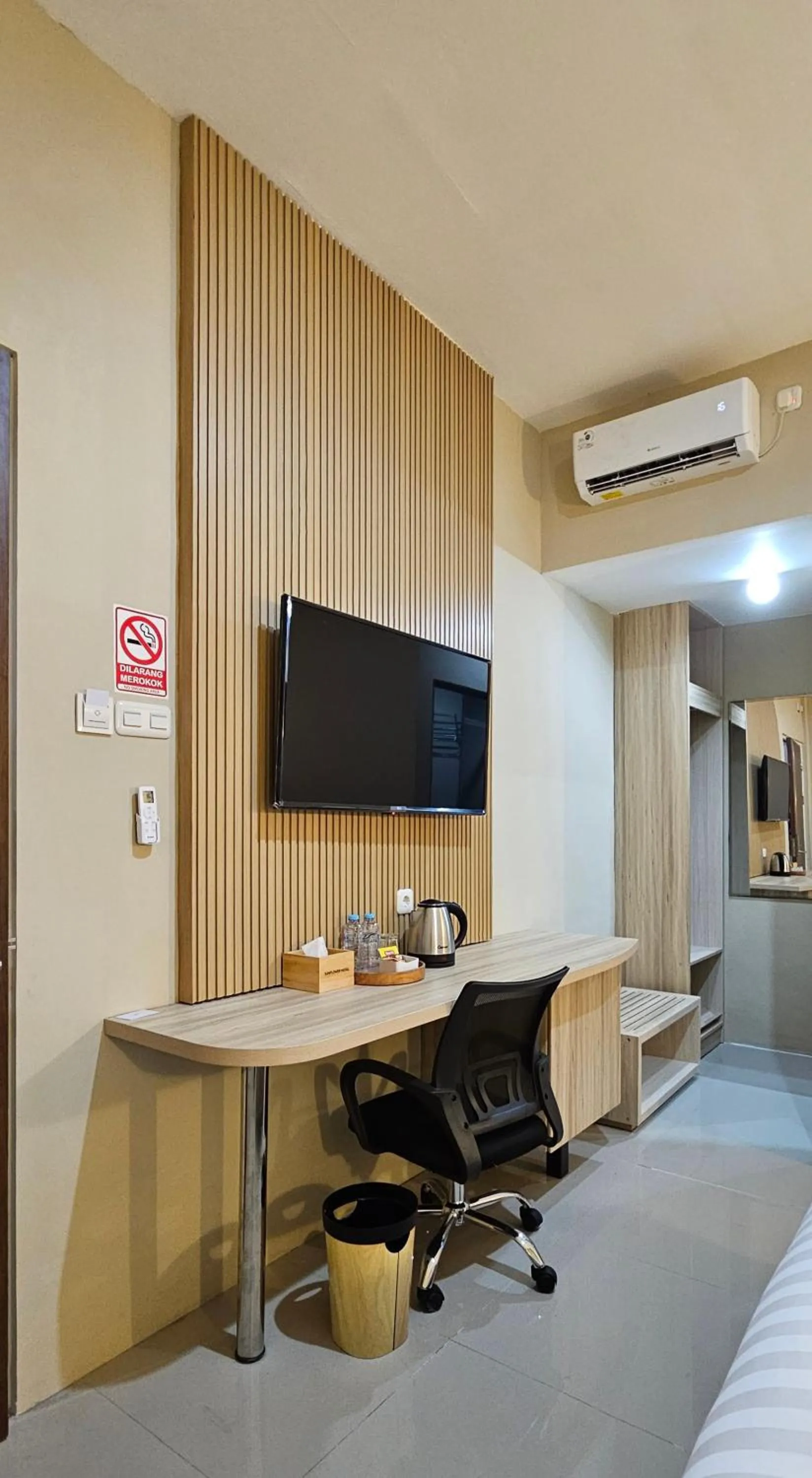 Coffee/tea facilities in Sunflower Hotel Syariah near Juanda Airport