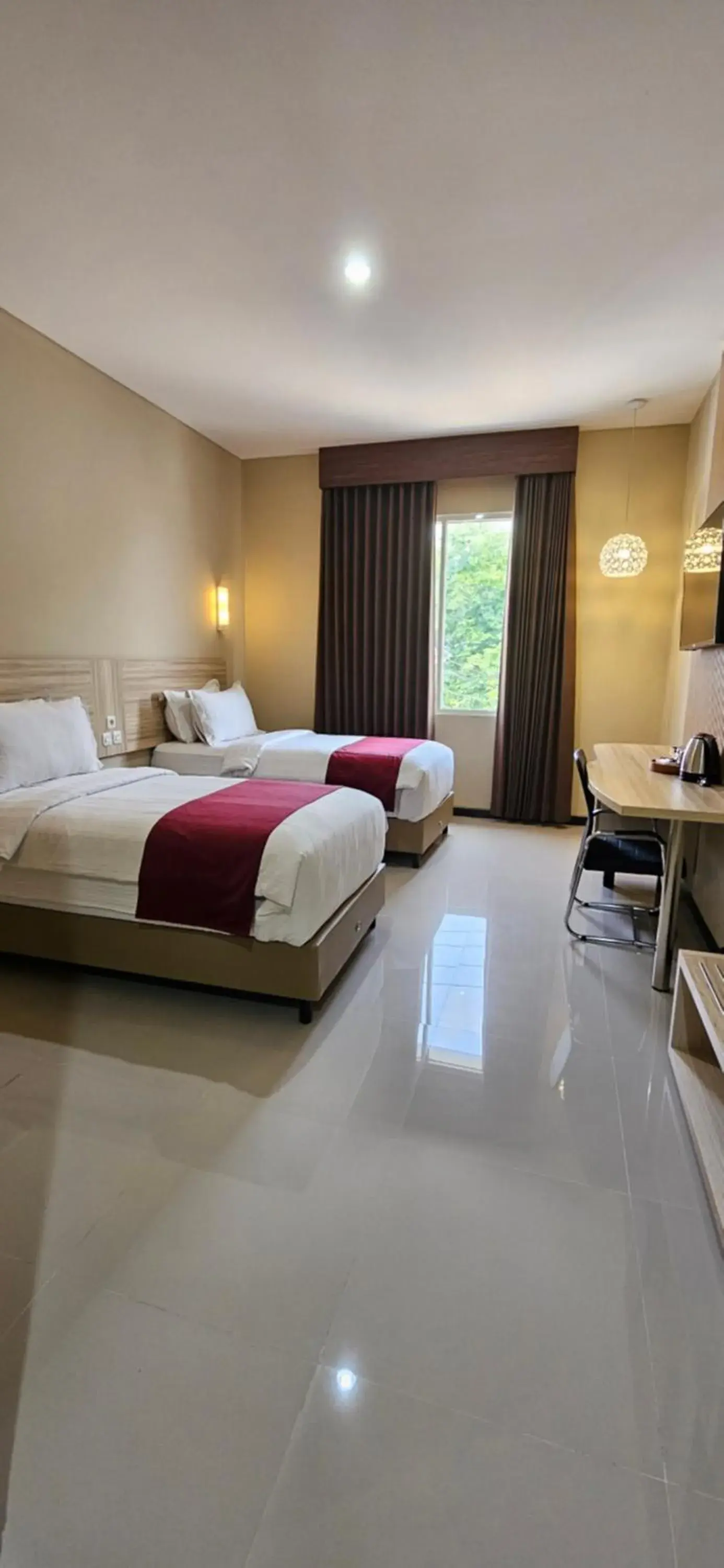 Large Twin Room in Sunflower Hotel Syariah near Juanda Airport Large Twin Room in Sunflower Hotel Syariah near Juanda Airport