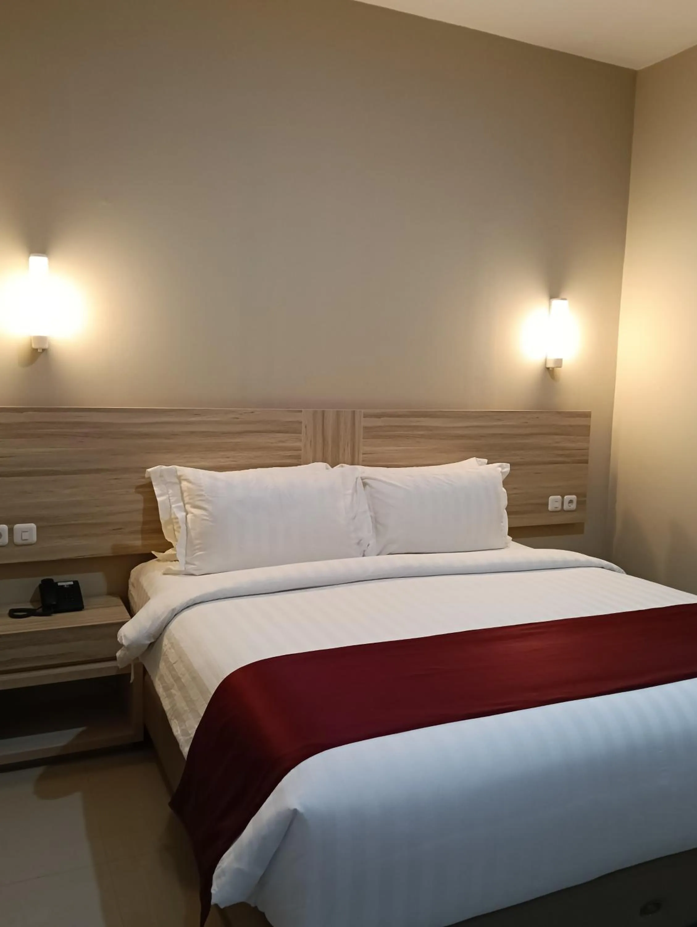 Bed in Sunflower Hotel Syariah near Juanda Airport