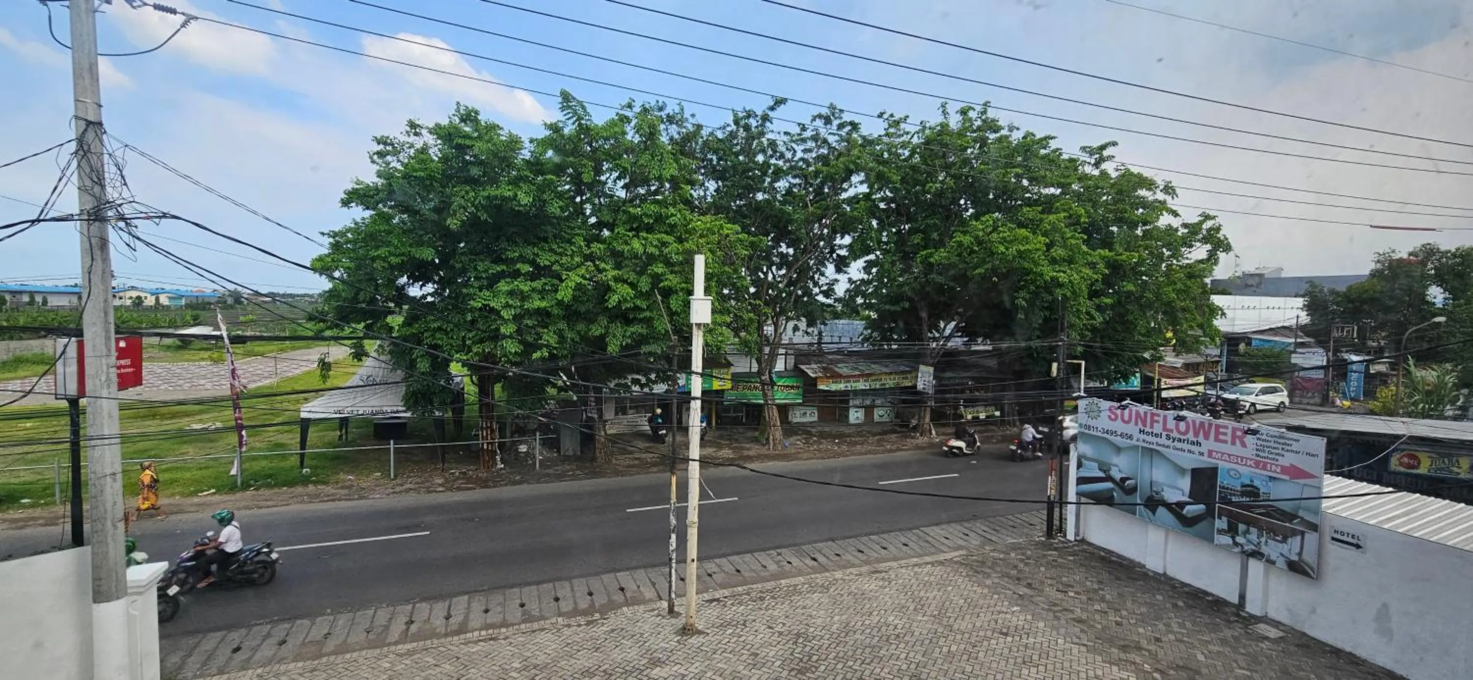 Sunflower Hotel Syariah near Juanda Airport