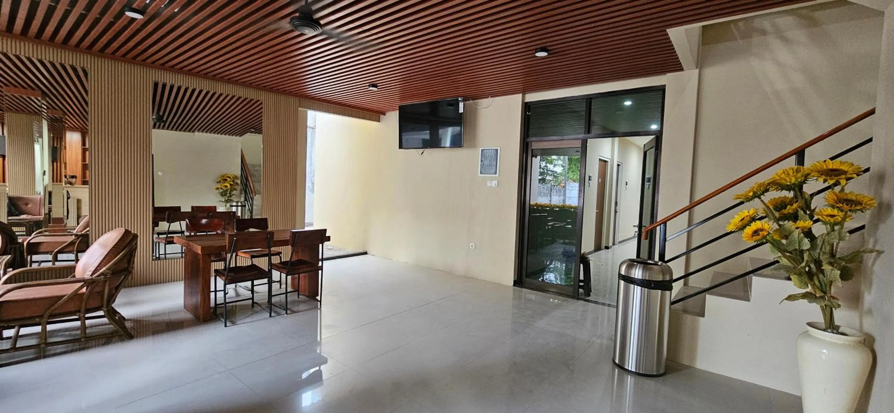 Communal lounge/ TV room in Sunflower Hotel Syariah near Juanda Airport