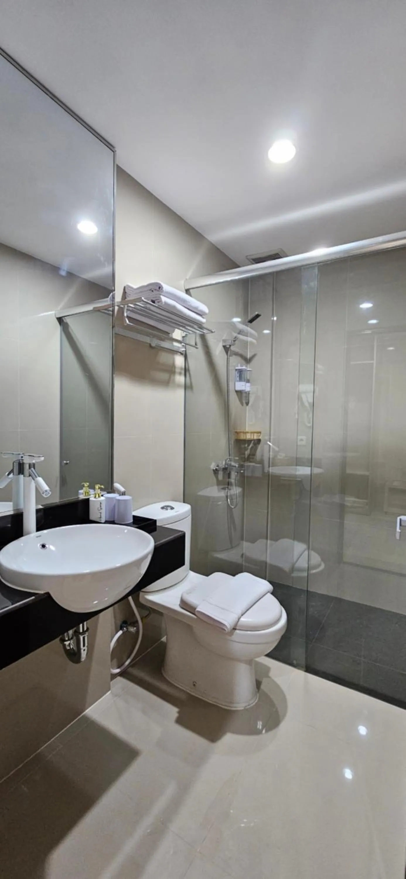 Shower in Sunflower Hotel Syariah near Juanda Airport