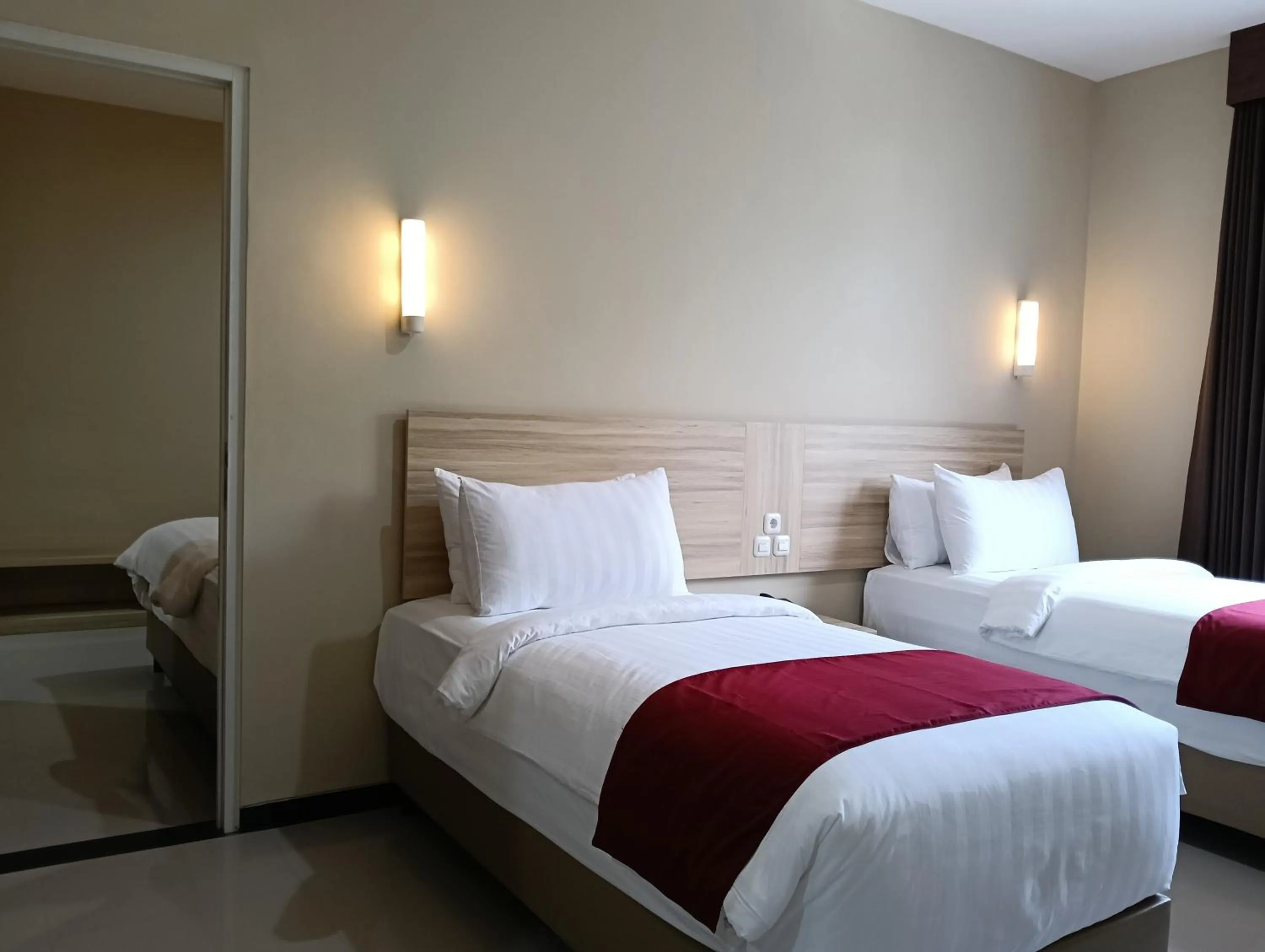 Bedroom, Bed in Sunflower Hotel Syariah near Juanda Airport