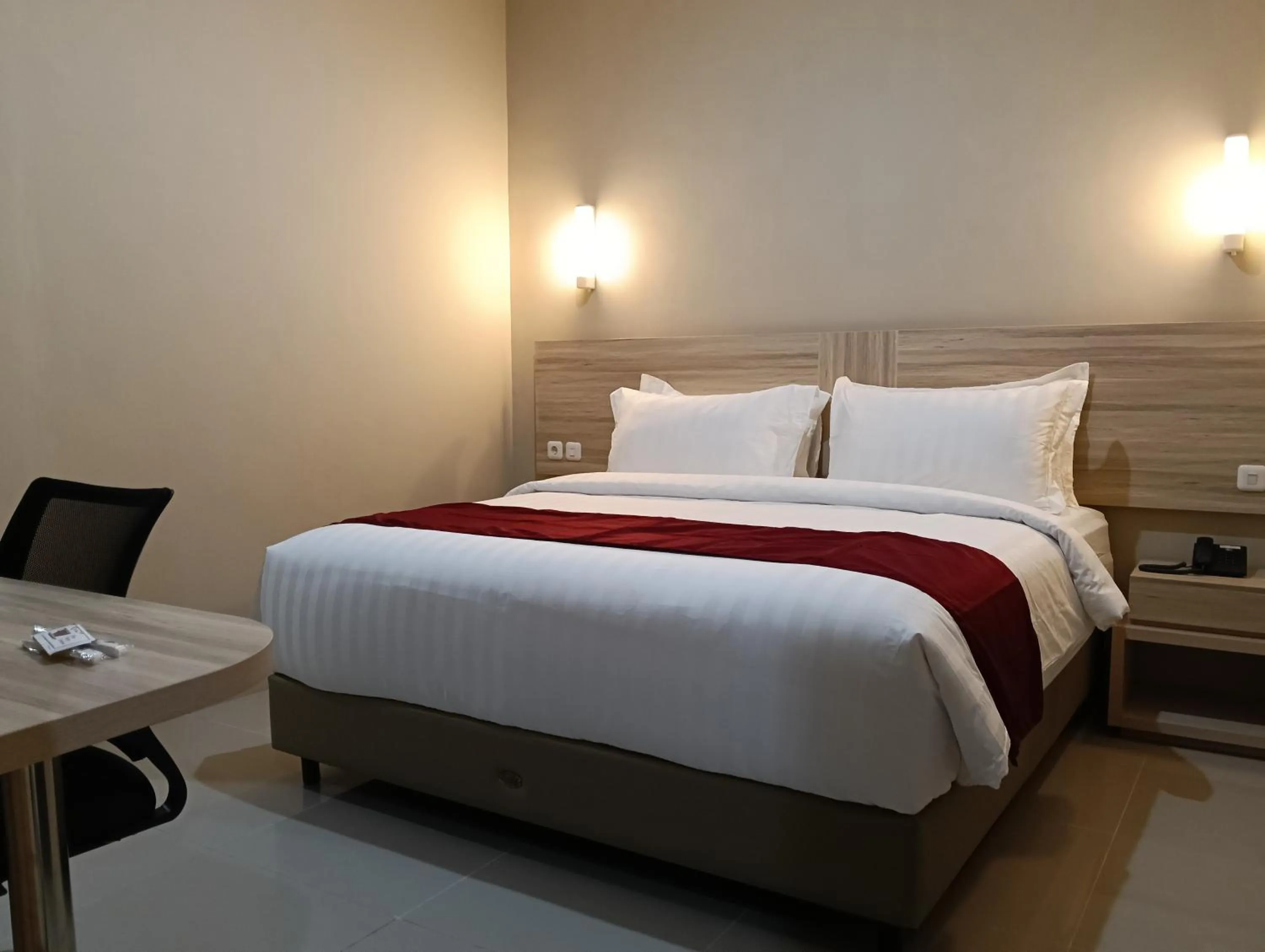 Bed in Sunflower Hotel Syariah near Juanda Airport