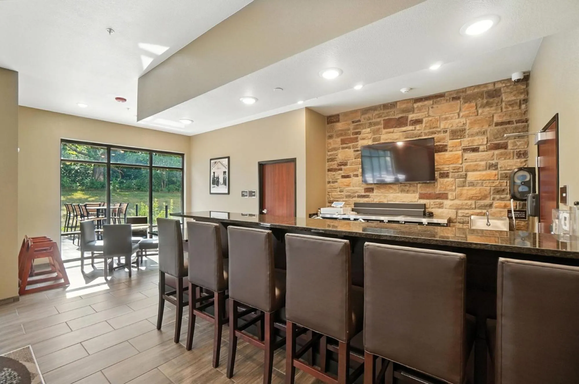 Lounge or bar in Cobblestone Hotel & Suites - Bellefontaine