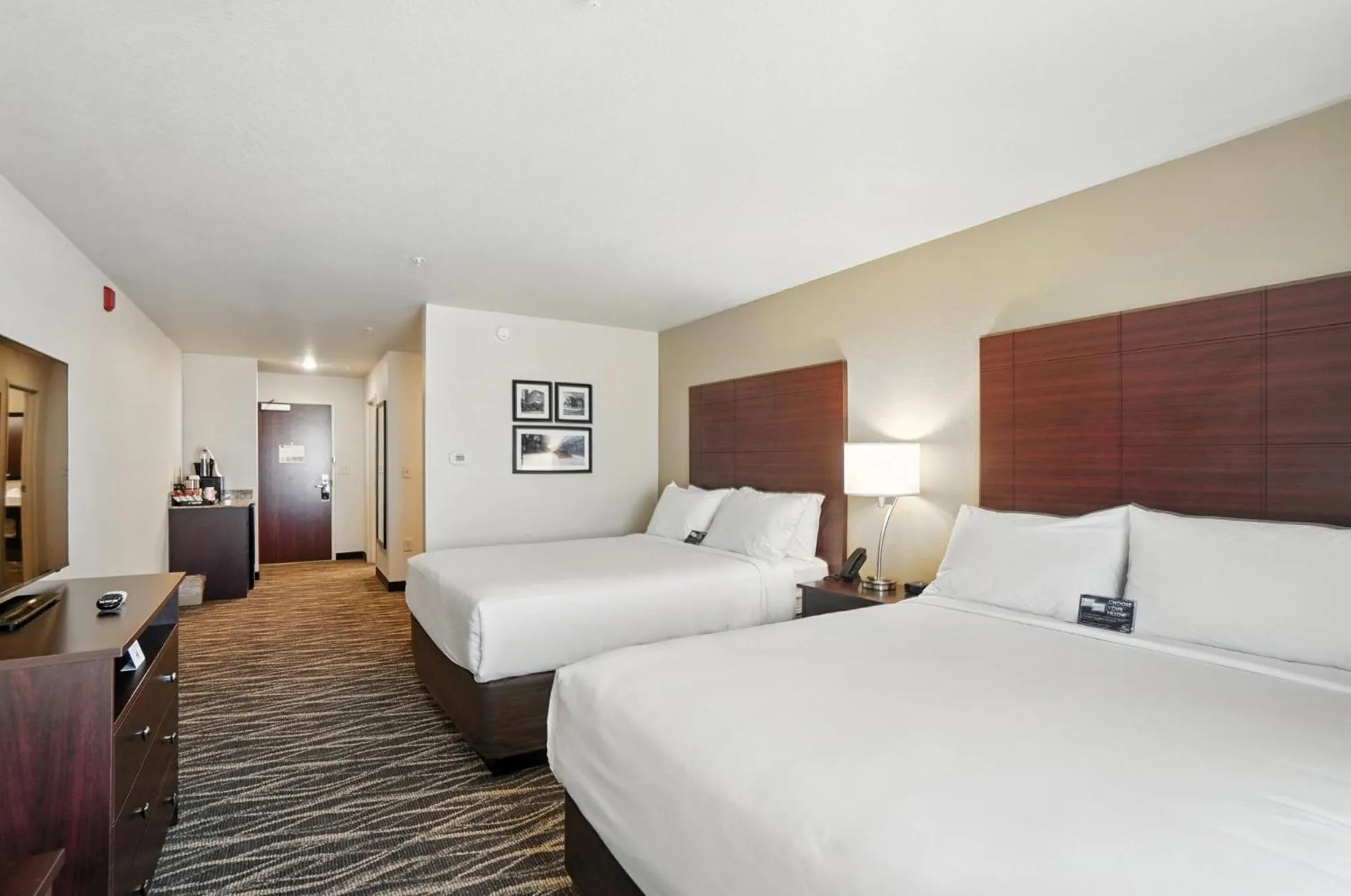 Bedroom, Bed in Cobblestone Hotel & Suites - Bellefontaine