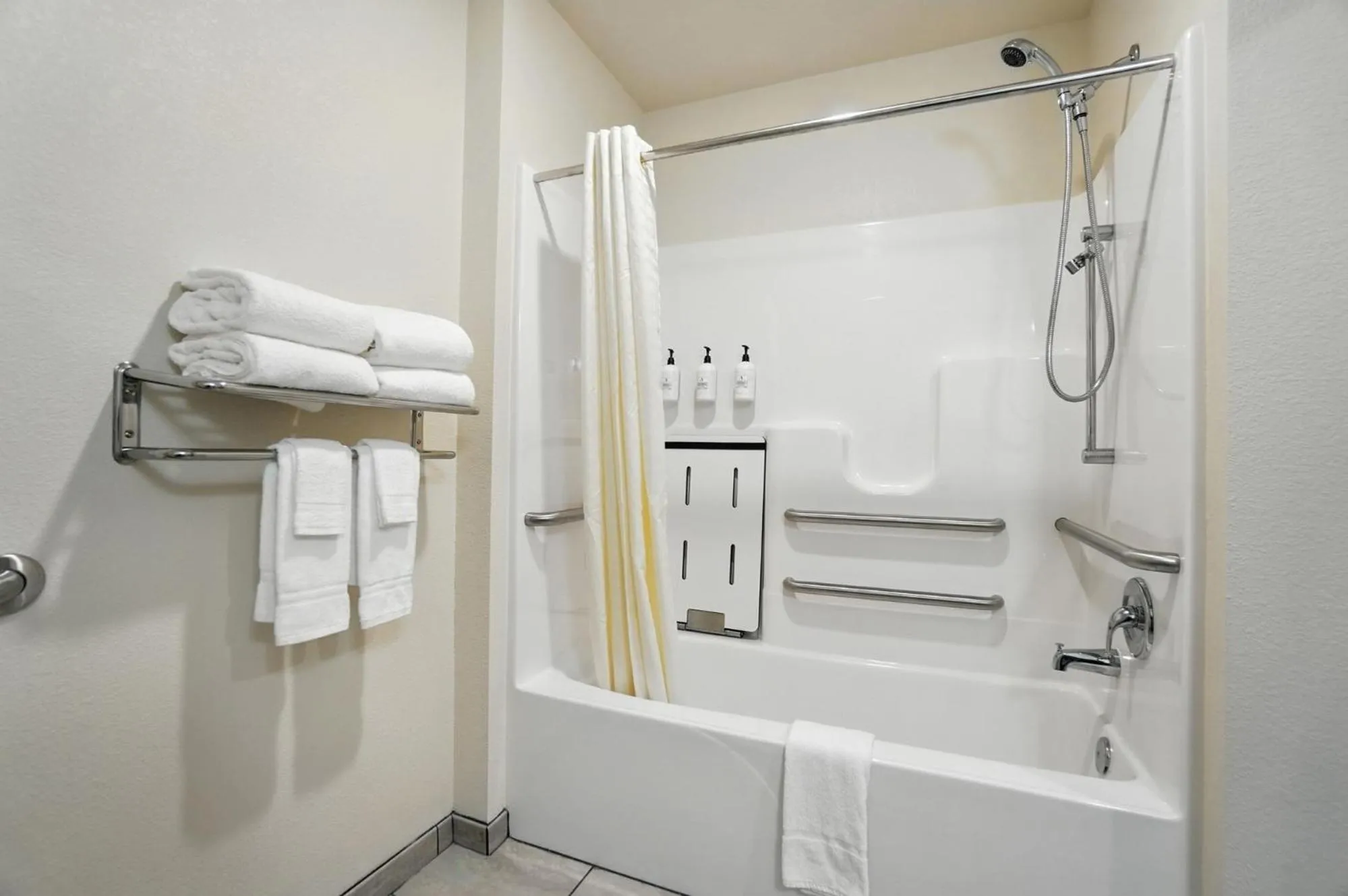 Bathroom in Cobblestone Hotel & Suites - Bellefontaine