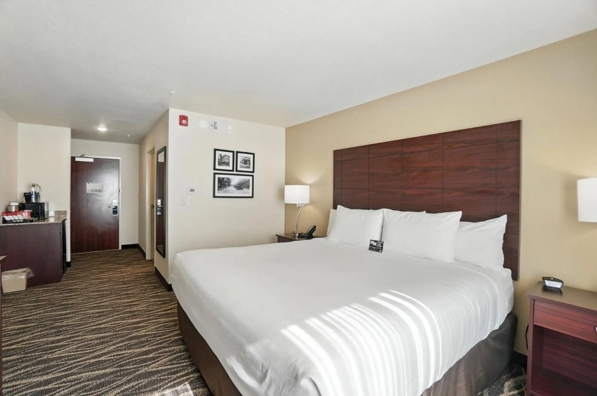 Bedroom, Bed in Cobblestone Hotel & Suites - Bellefontaine