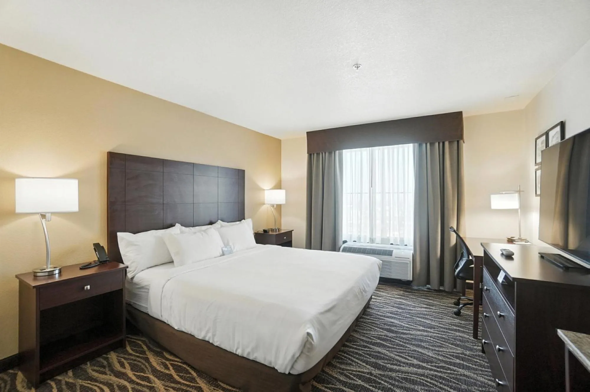 Bedroom, Bed in Cobblestone Hotel & Suites - Bellefontaine