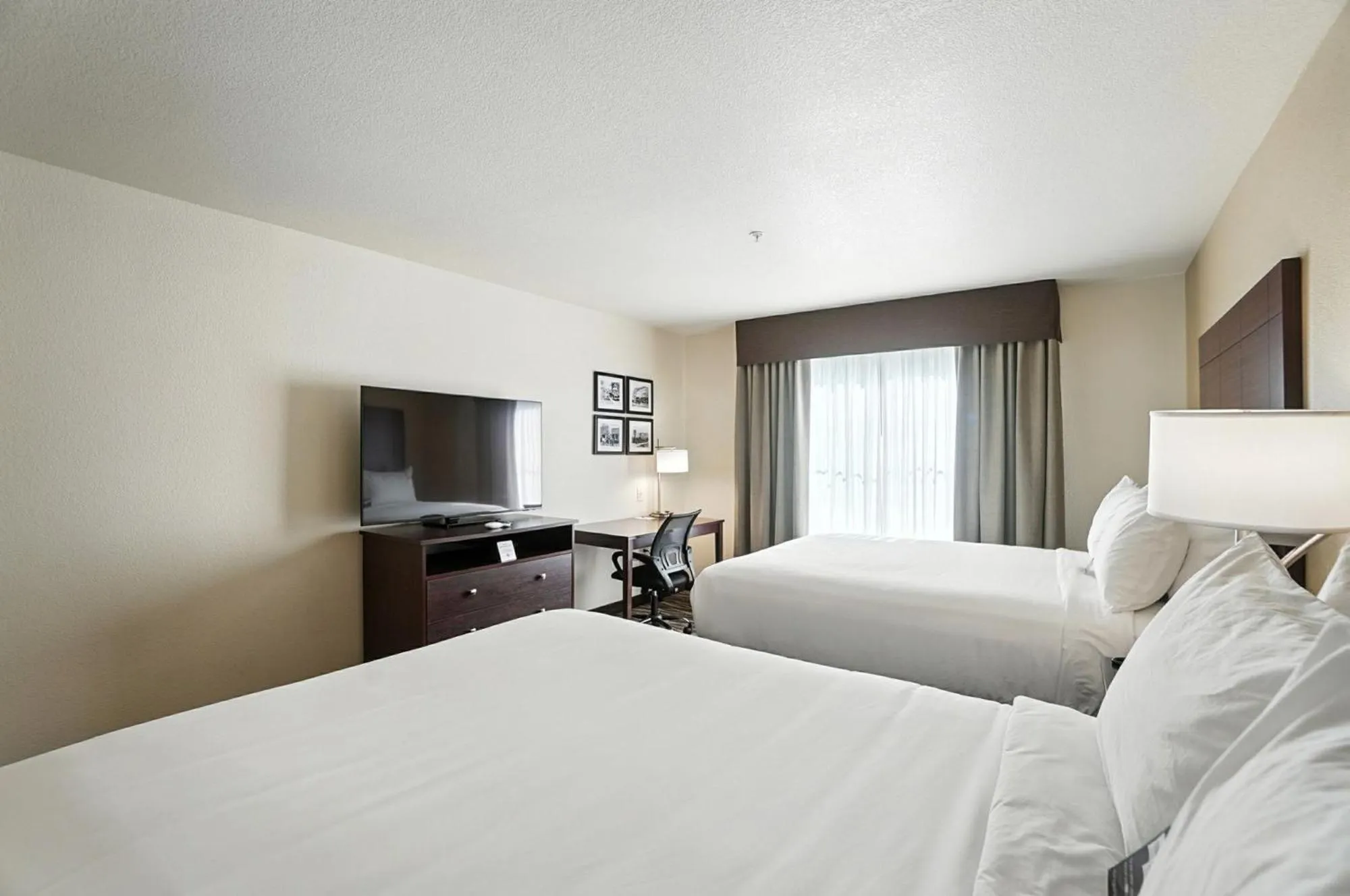 Bedroom, Bed in Cobblestone Hotel & Suites - Bellefontaine