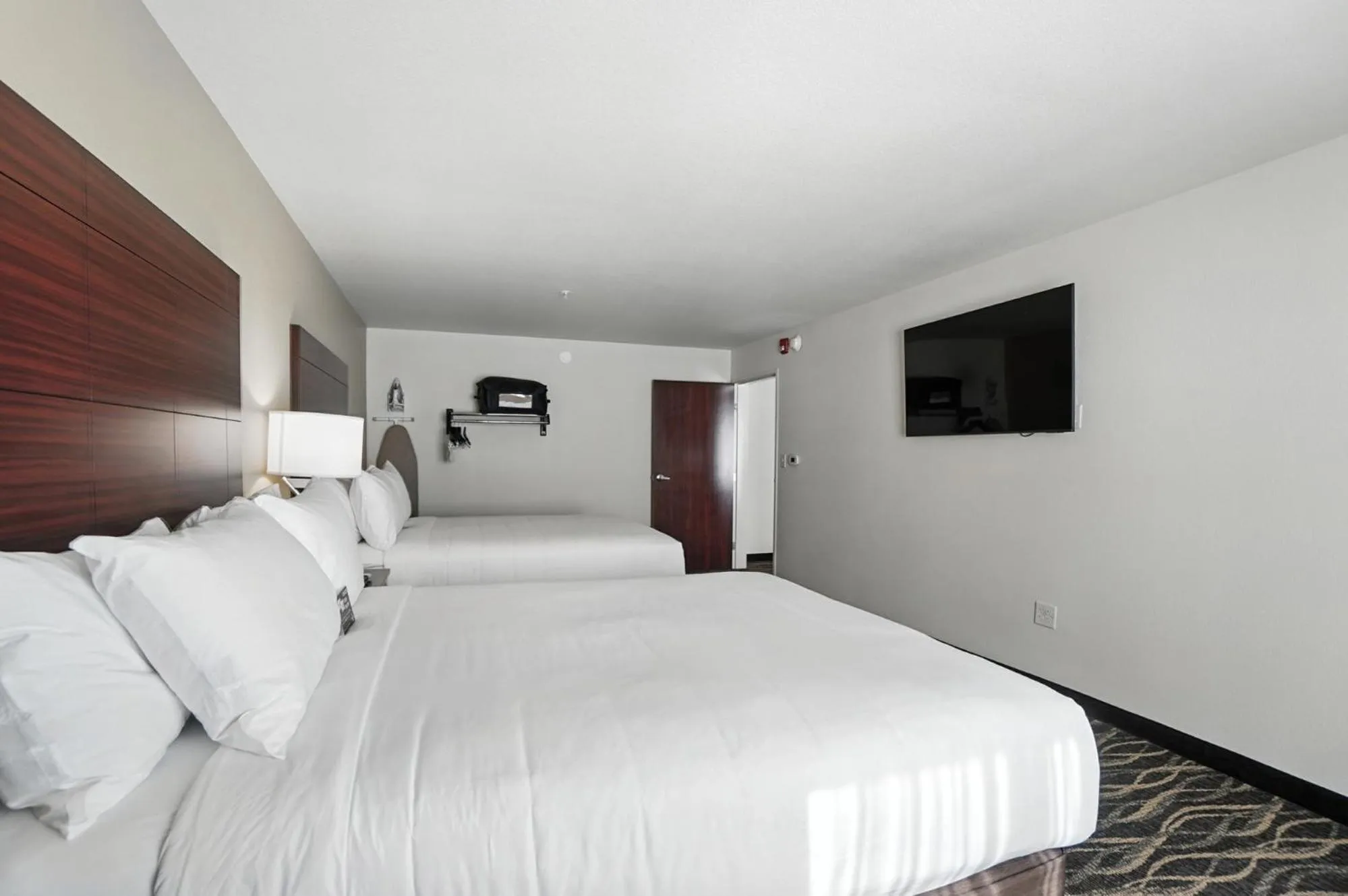 Bedroom, Bed in Cobblestone Hotel & Suites - Bellefontaine
