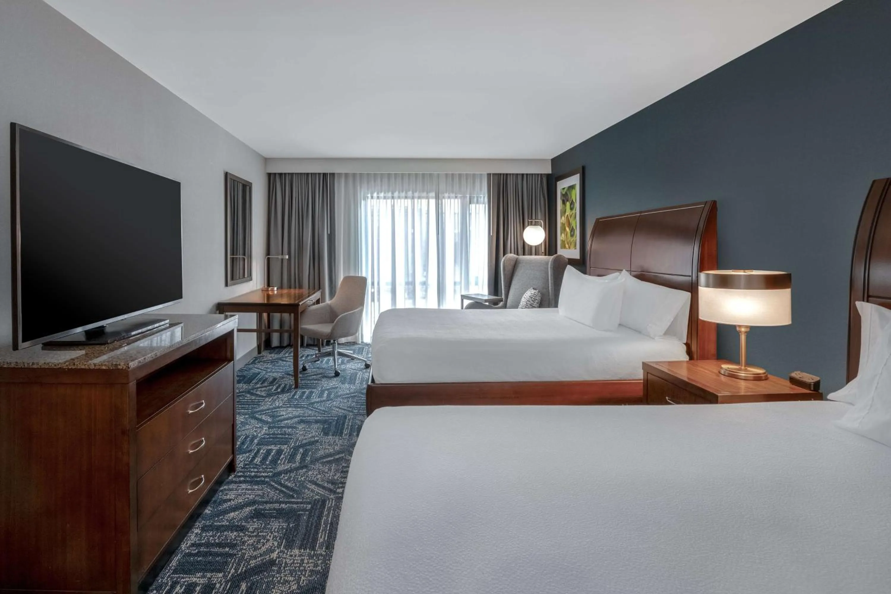 Bed in Hilton Garden Inn Burlington Downtown