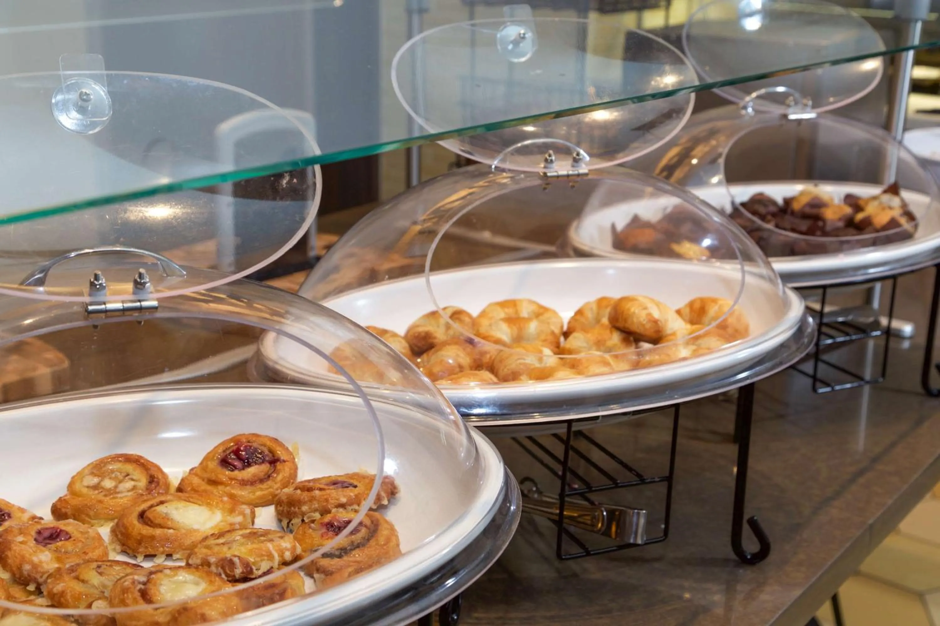 Dining area in Hilton Garden Inn Burlington Downtown
