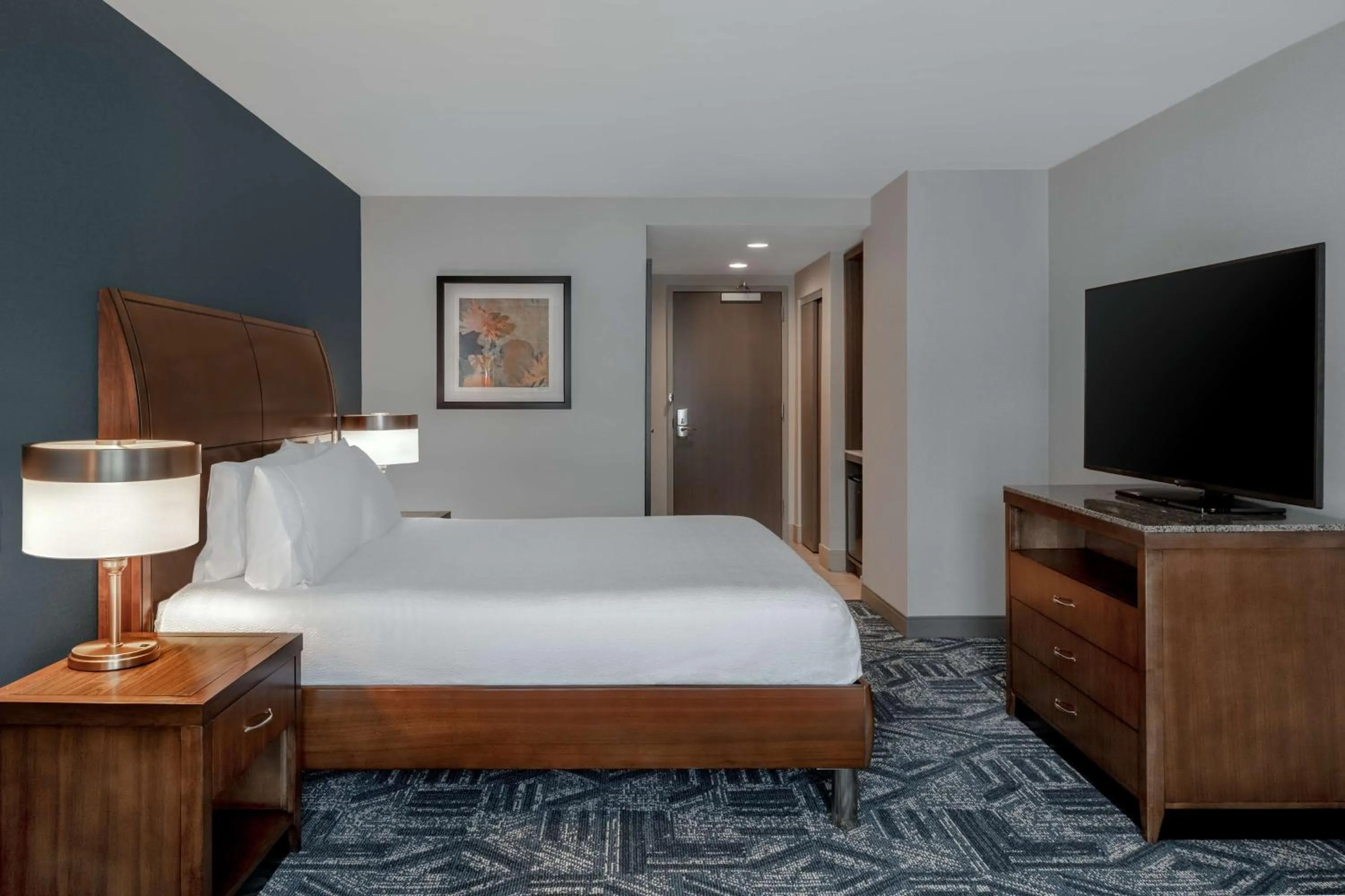 Bed in Hilton Garden Inn Burlington Downtown