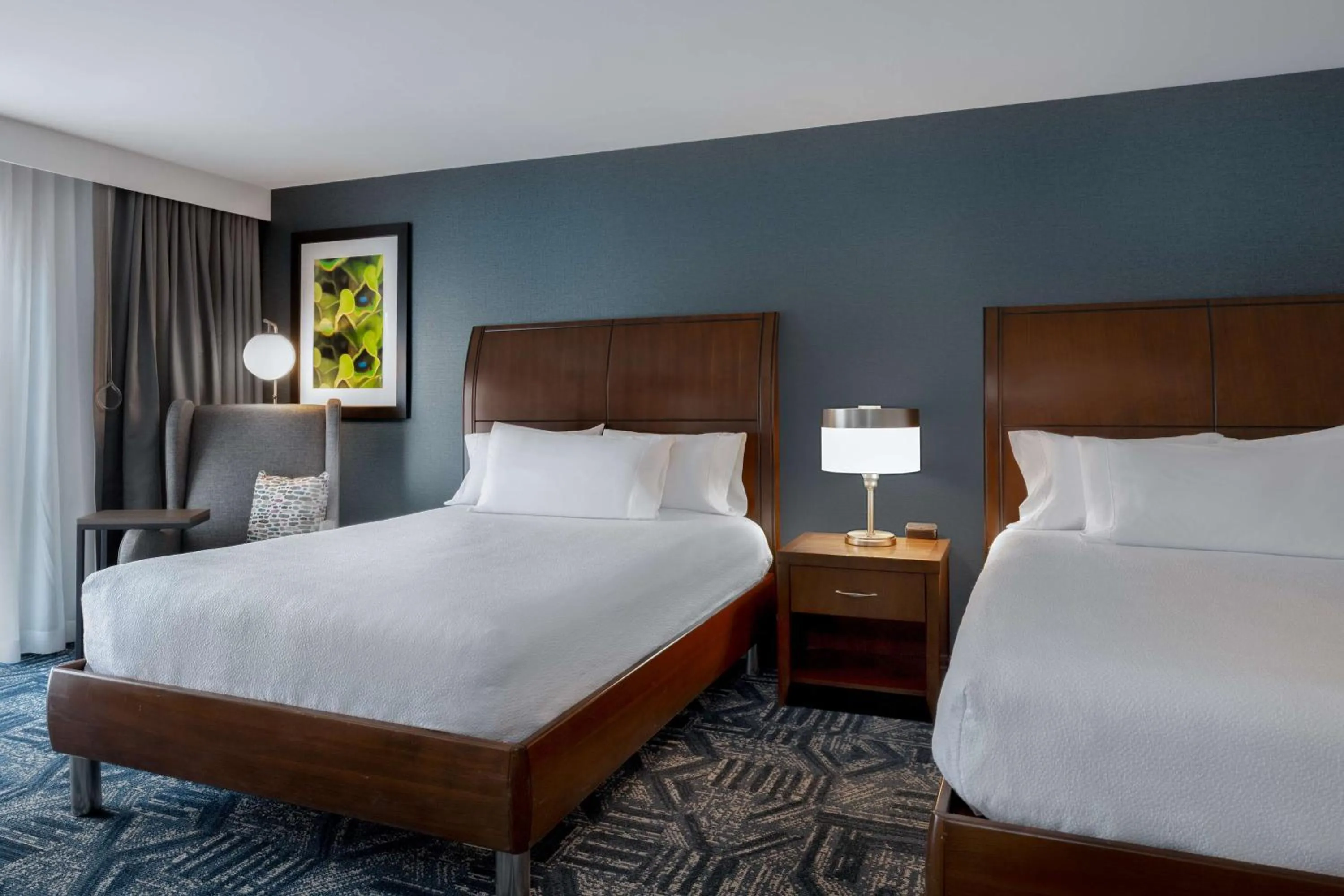 Photo of the whole room, Bed in Hilton Garden Inn Burlington Downtown