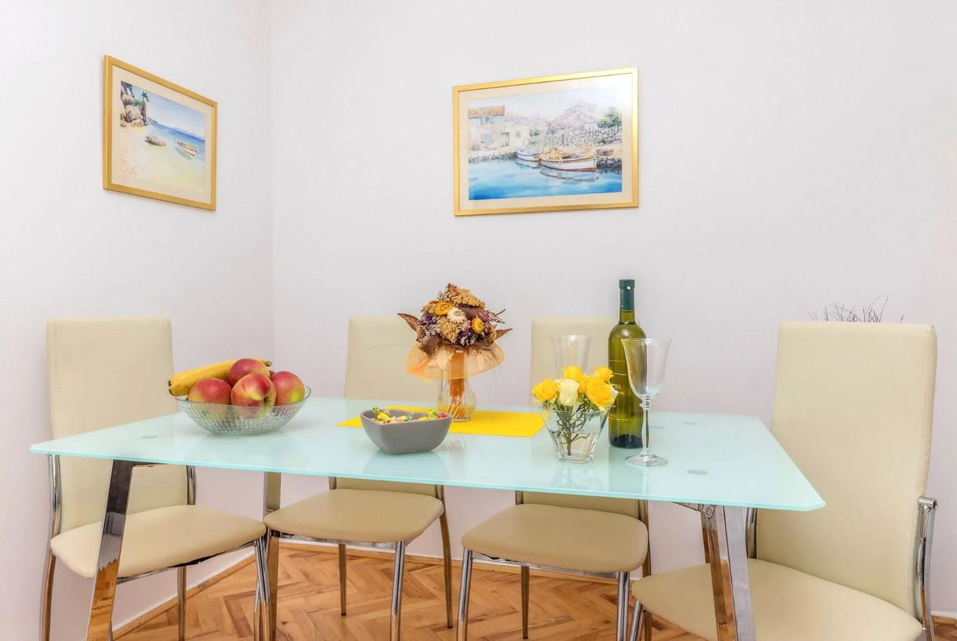 Dining area in Apartments Kremenici