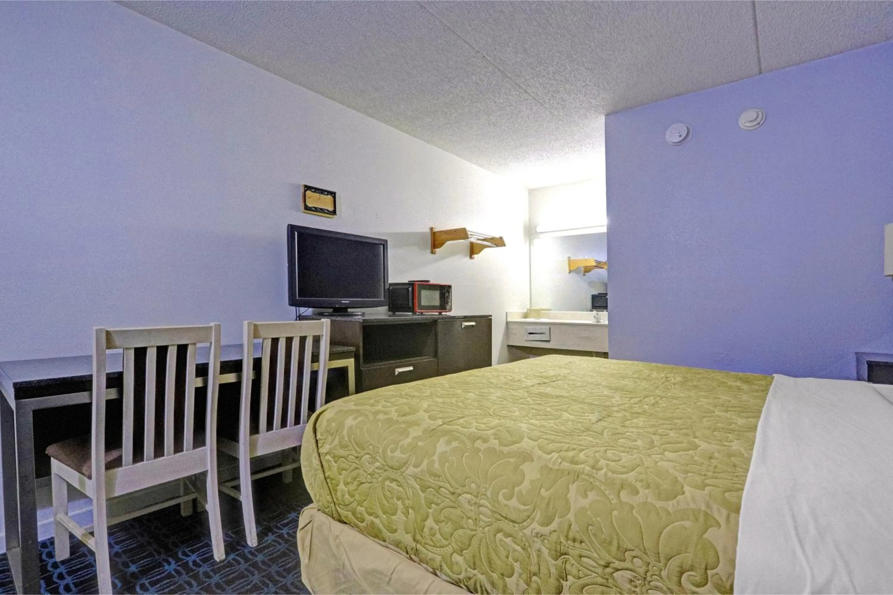 Bedroom, Bed in Brookville Inn By OYO Near Dayton International Airport