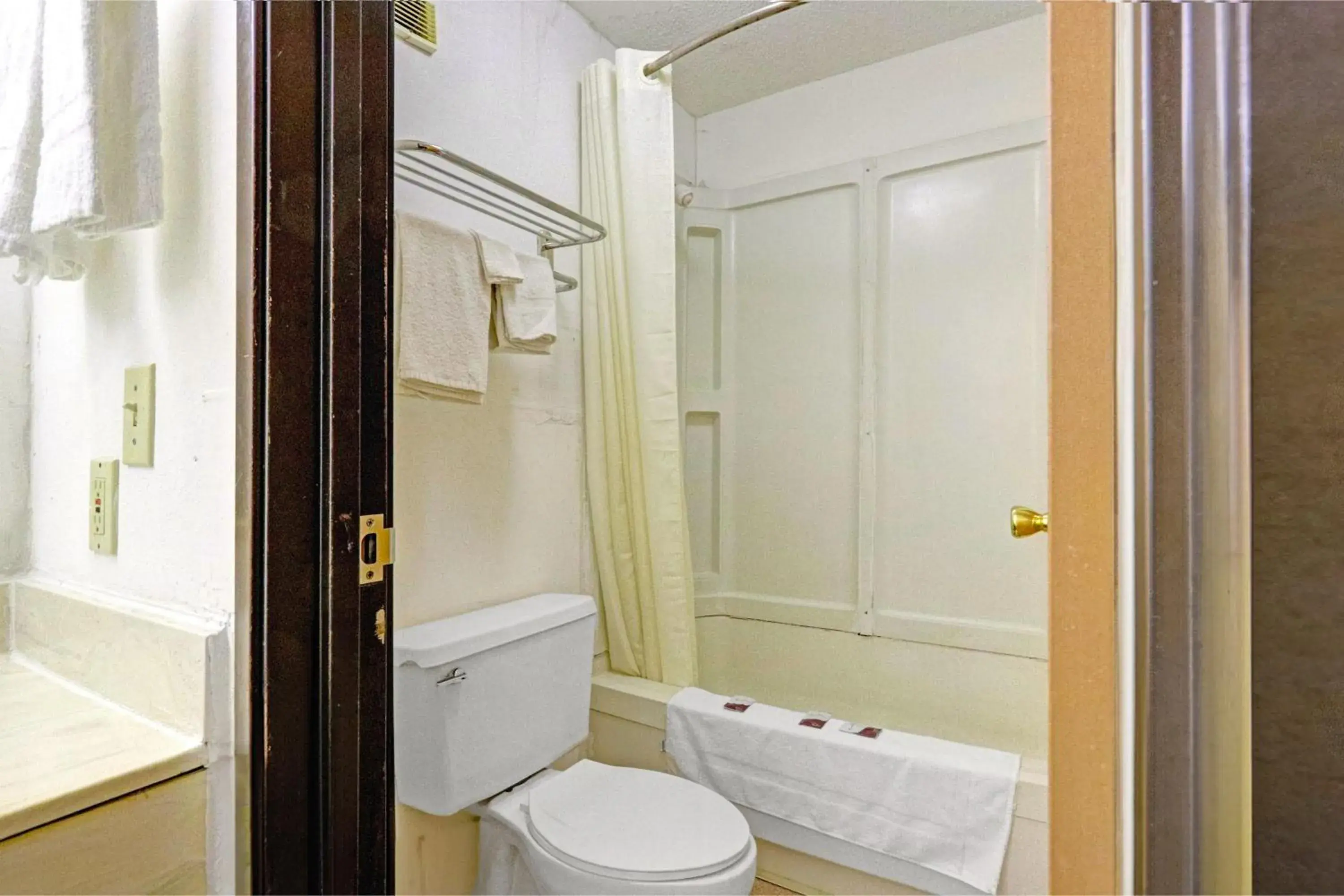 Bathroom in Brookville Inn By OYO Near Dayton International Airport Bathroom in Brookville Inn By OYO Near Dayton International Airport