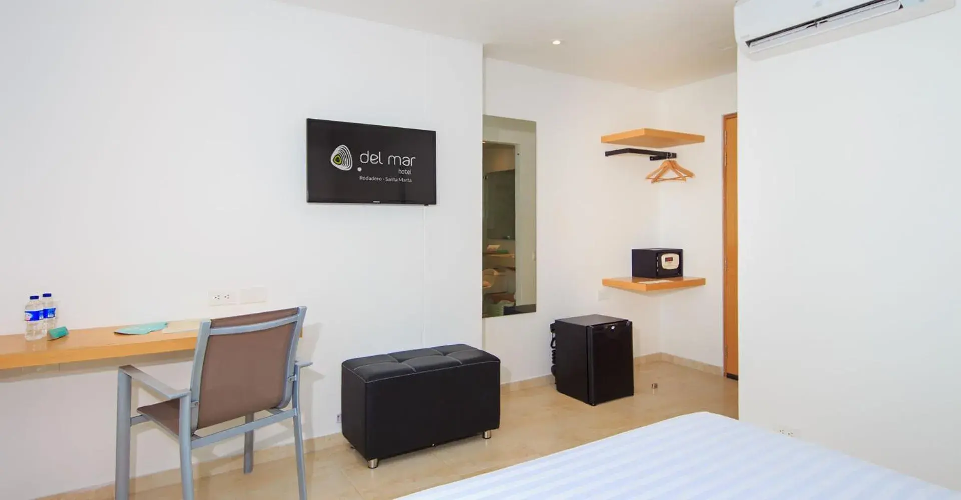 Photo of the whole room, Bed in Del Mar Hotel Photo of the whole room, Bed in Del Mar Hotel