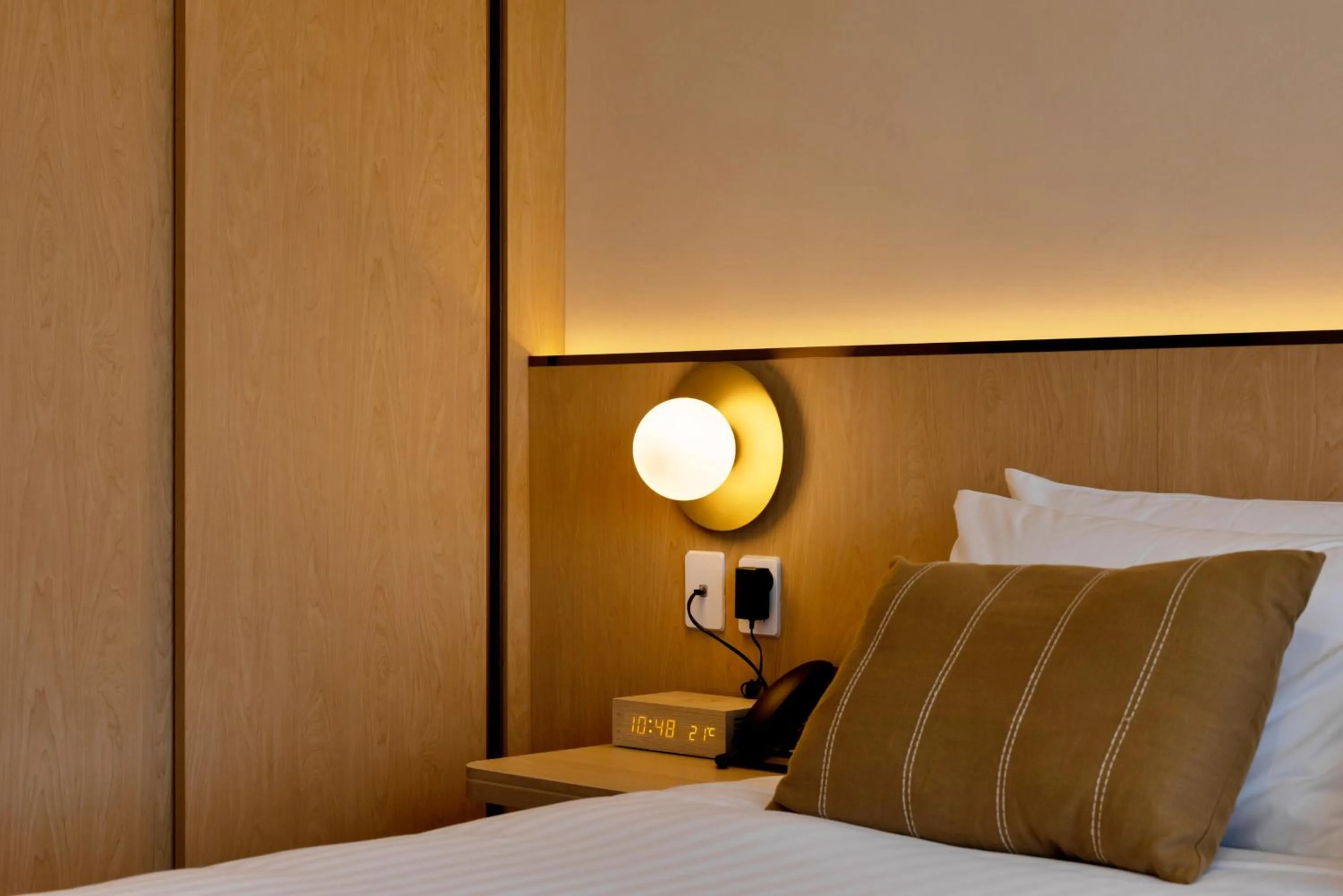 Bed in Maxim Hotel - Auckland