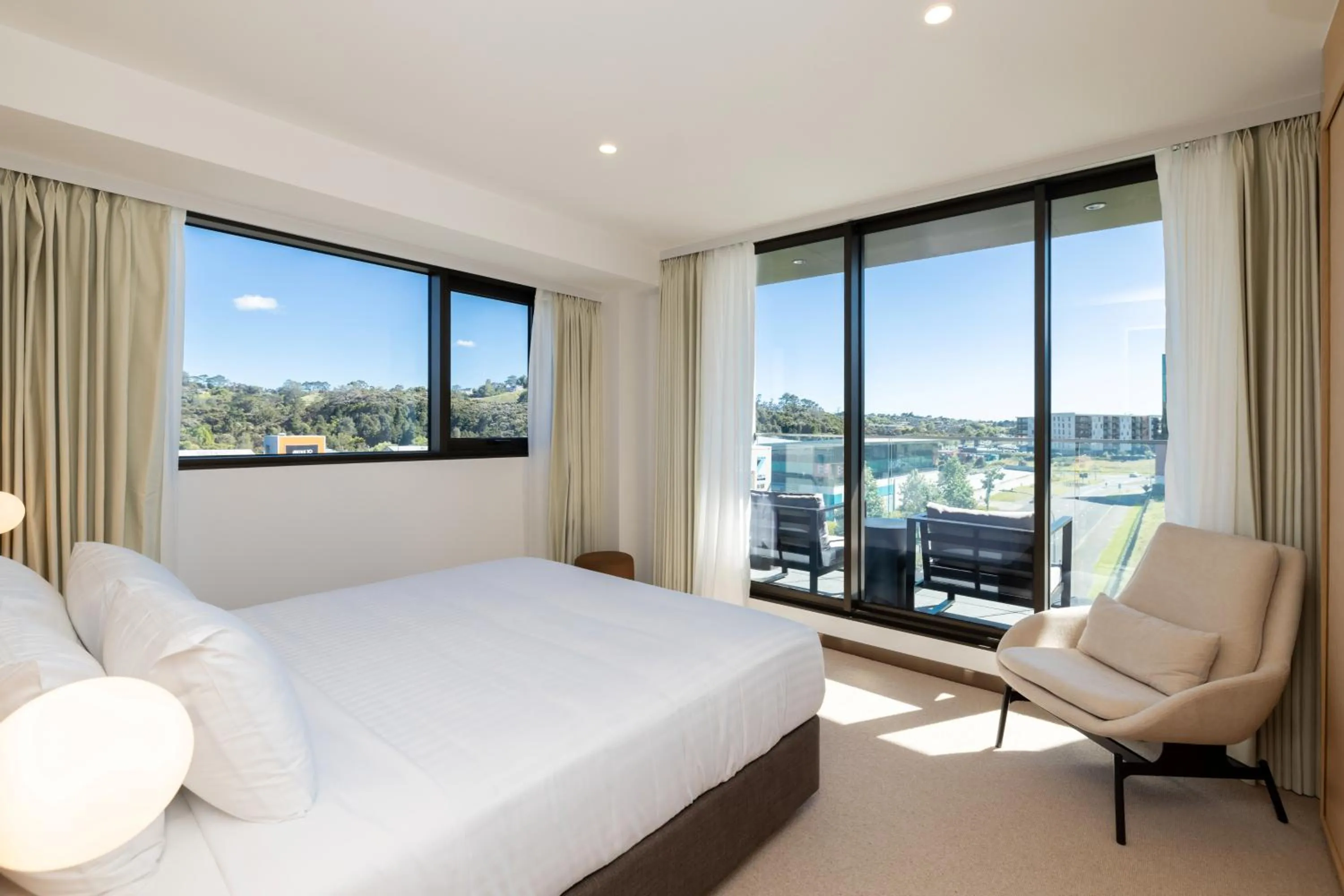 Balcony/Terrace, Bed in Maxim Hotel - Auckland