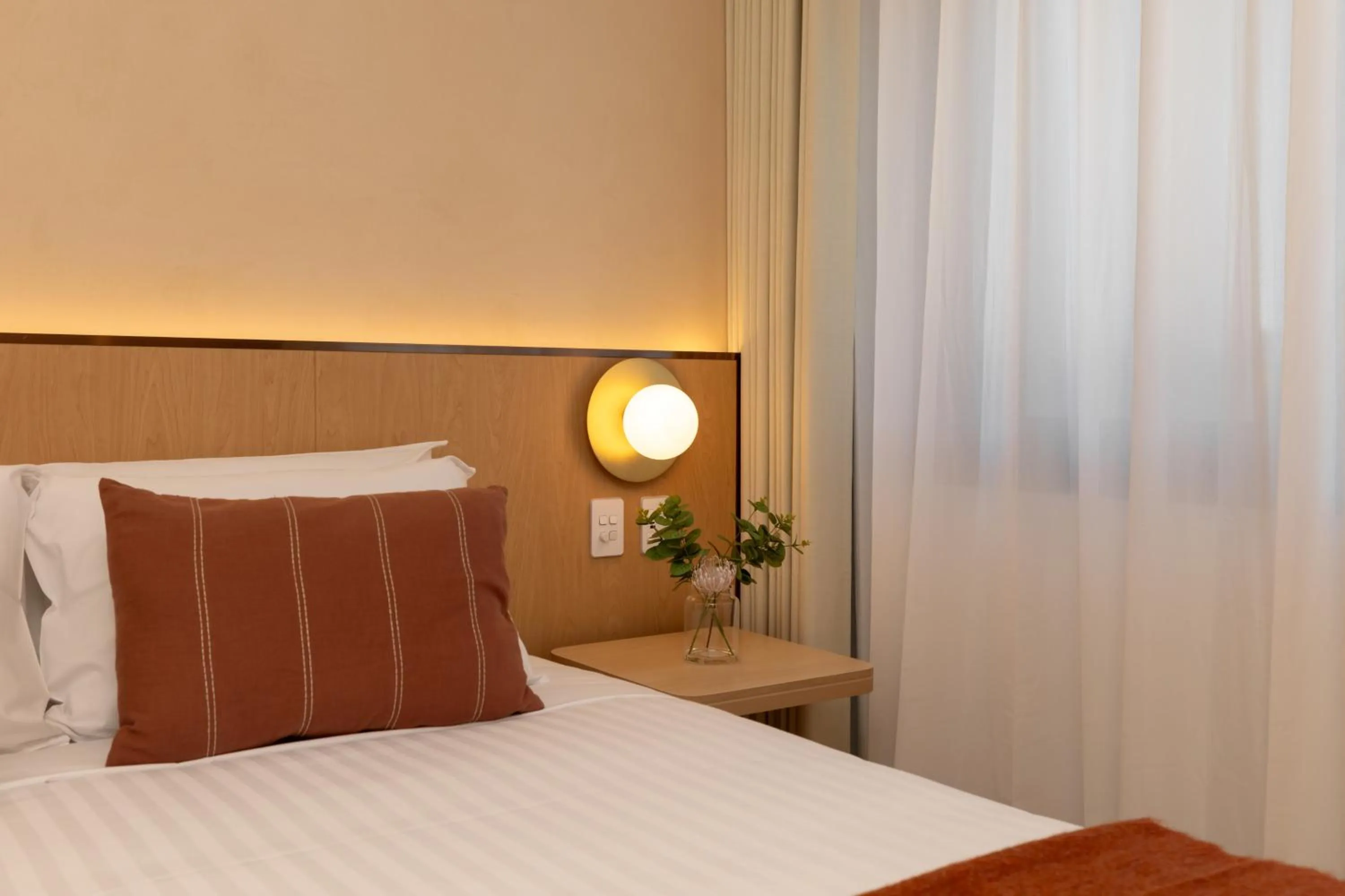 Bedroom, Bed in Maxim Hotel - Auckland