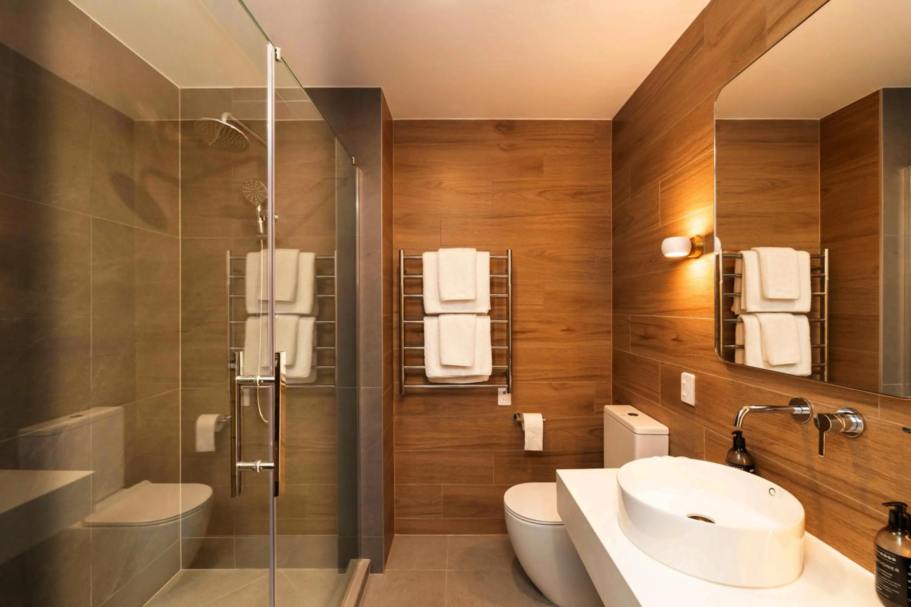 Shower in Maxim Hotel - Auckland