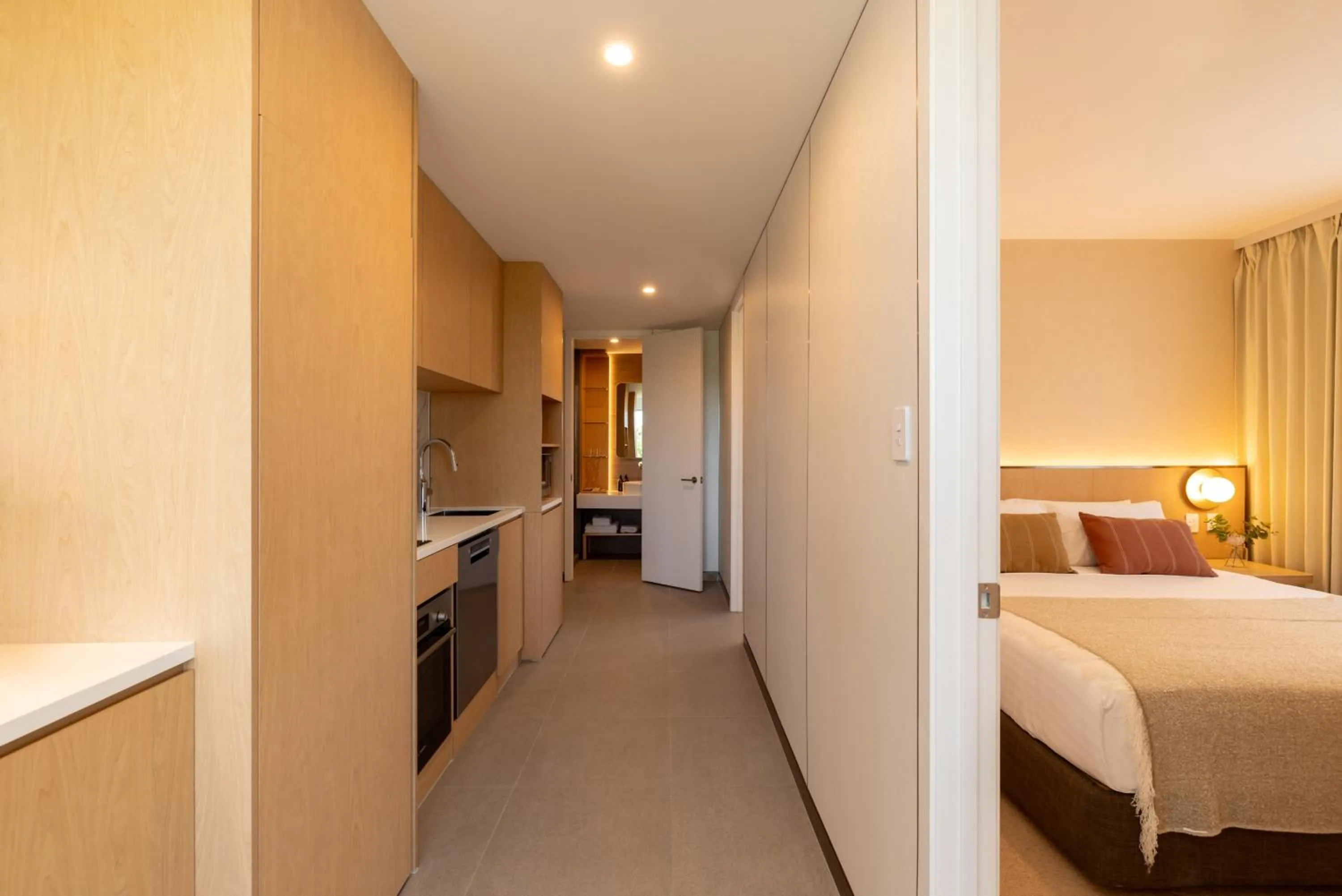 Kitchen or kitchenette, Bed in Maxim Hotel - Auckland