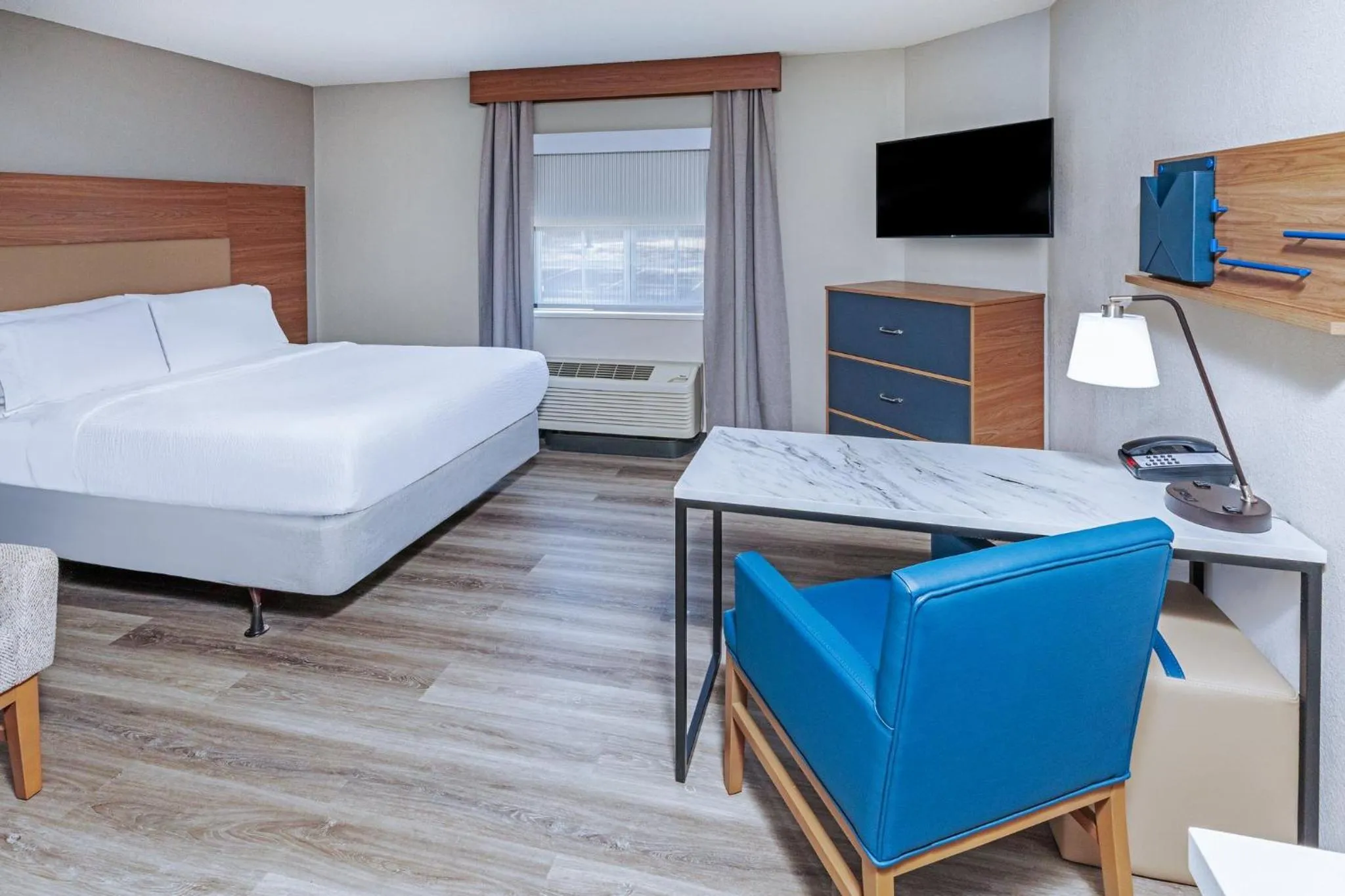 Photo of the whole room, Bed in Candlewood Suites - Topeka West by IHG