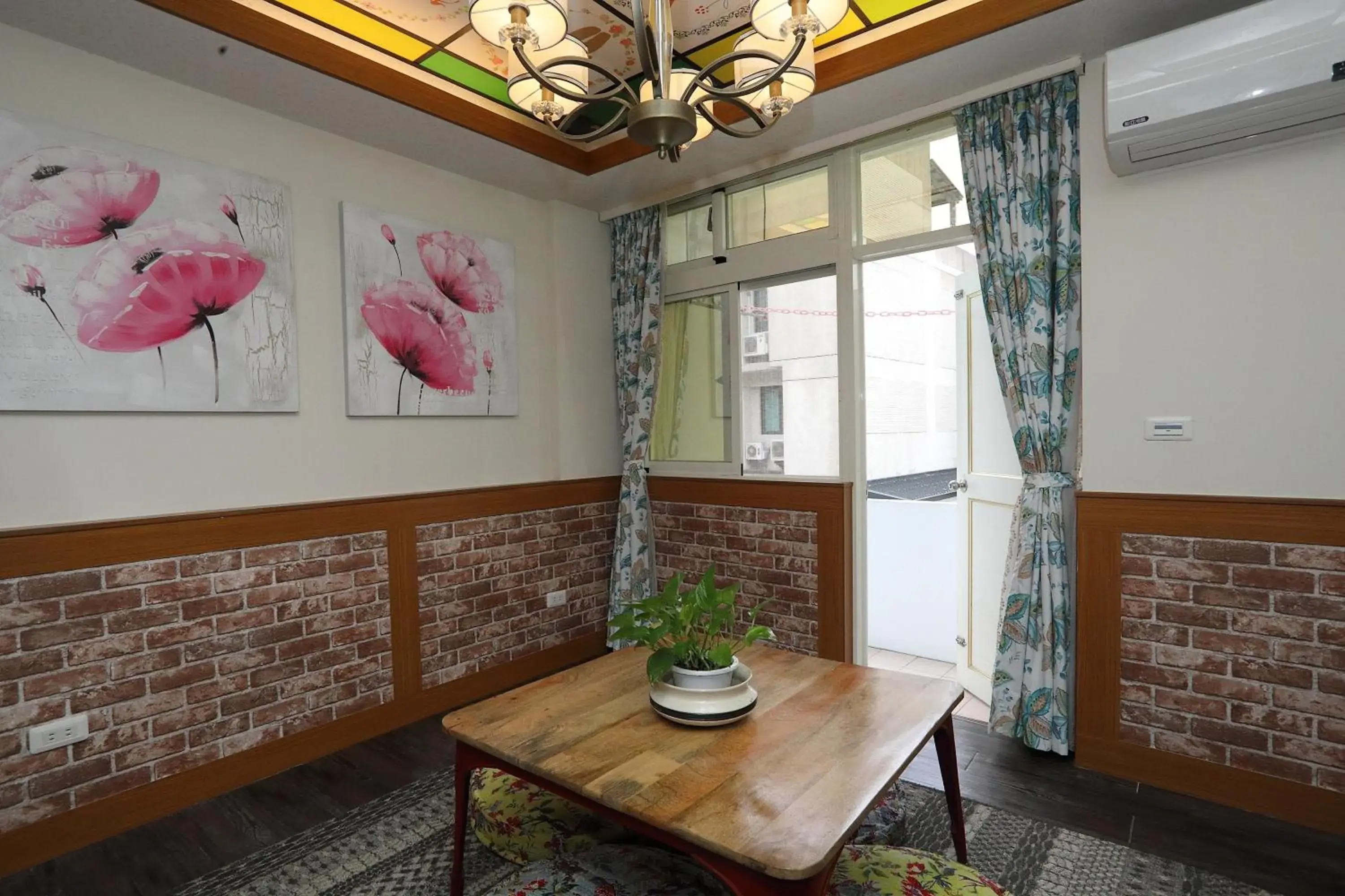 Decorative detail in First Place B&B (Hualien Railway Station) Decorative detail in First Place B&B (Hualien Railway Station)