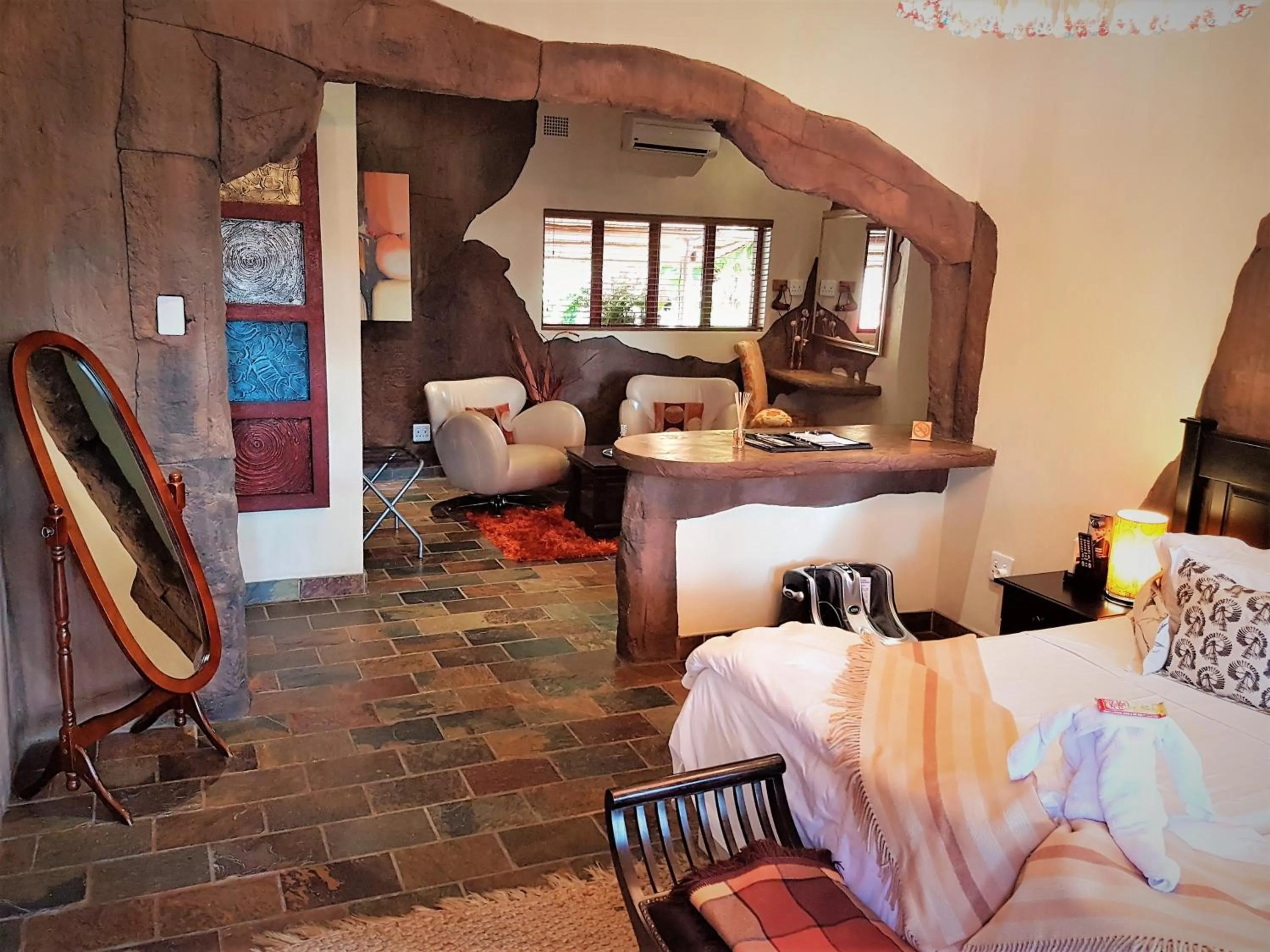 Living room, Bed in 61 On Ireland Guest House and Conferencing