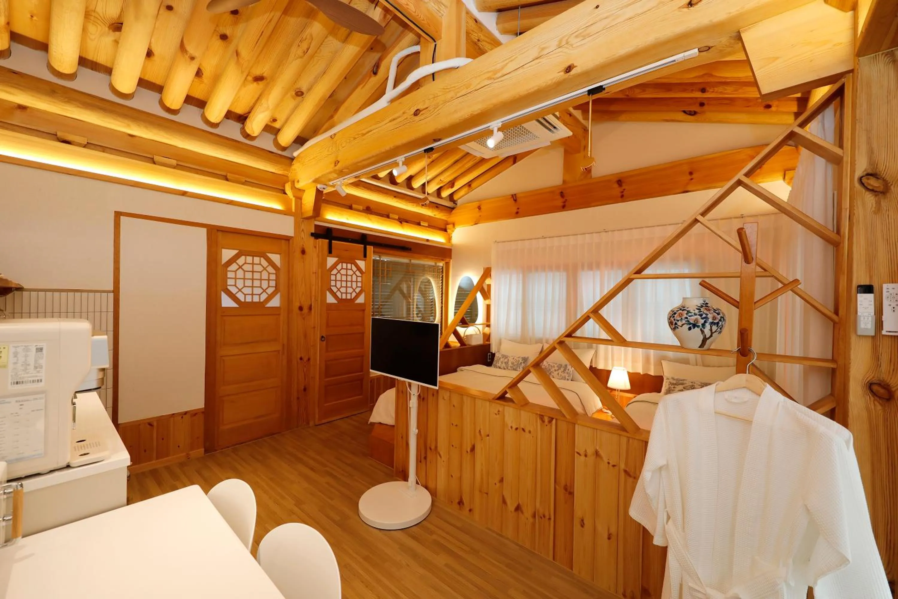 wardrobe in Hanok stay Mokhyang
