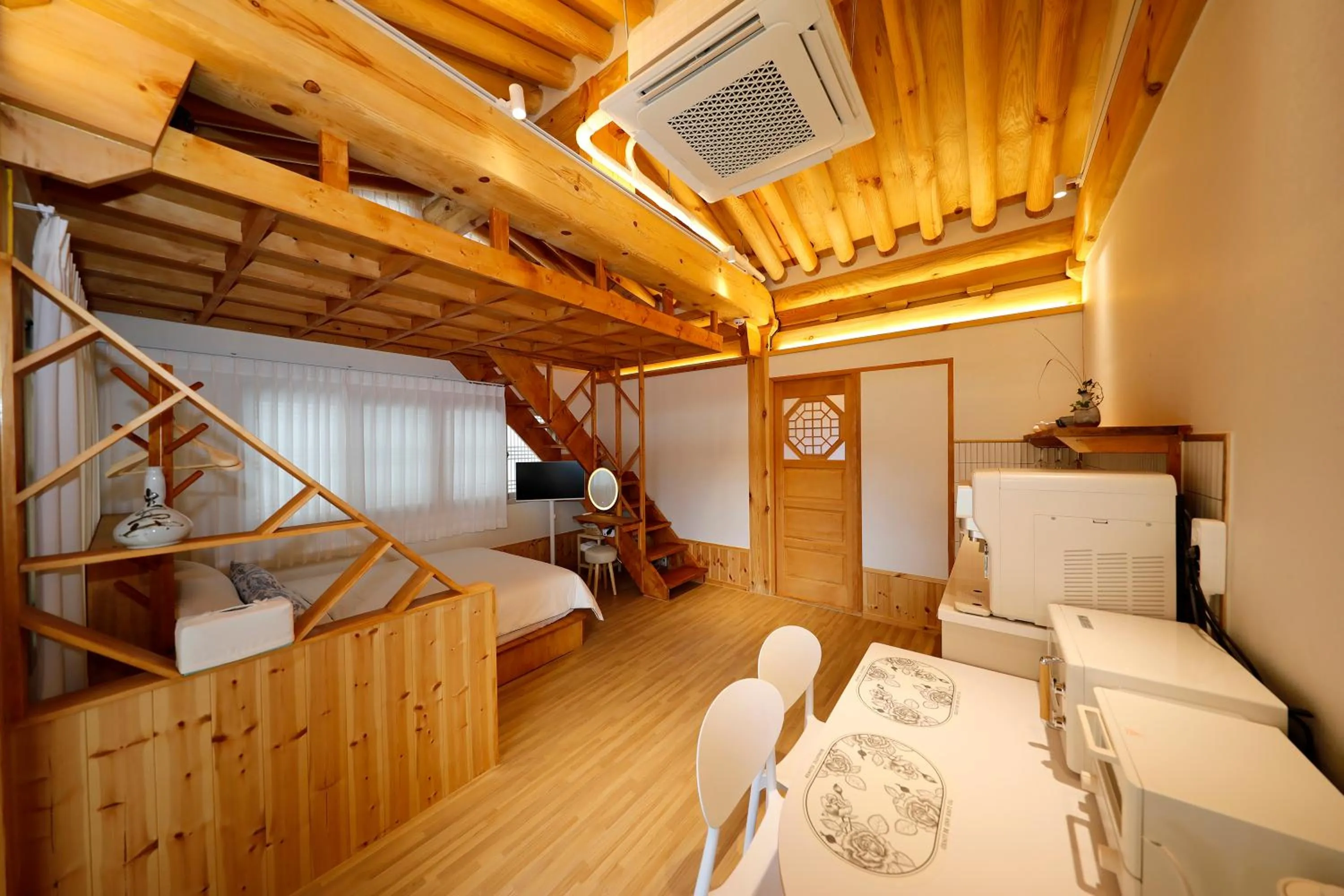 Dining area, Bed in Hanok stay Mokhyang