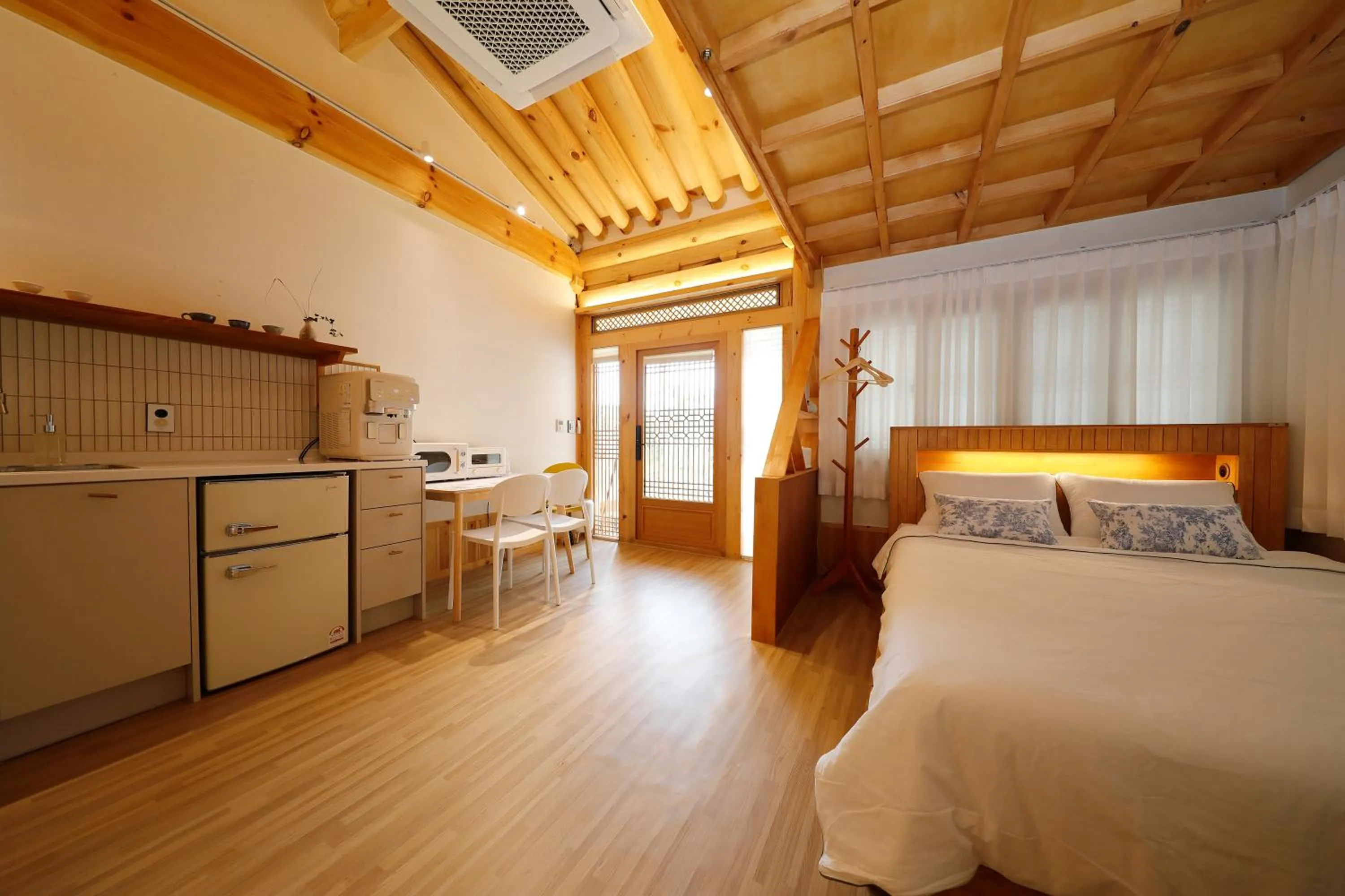 Decorative detail, Bed in Hanok stay Mokhyang