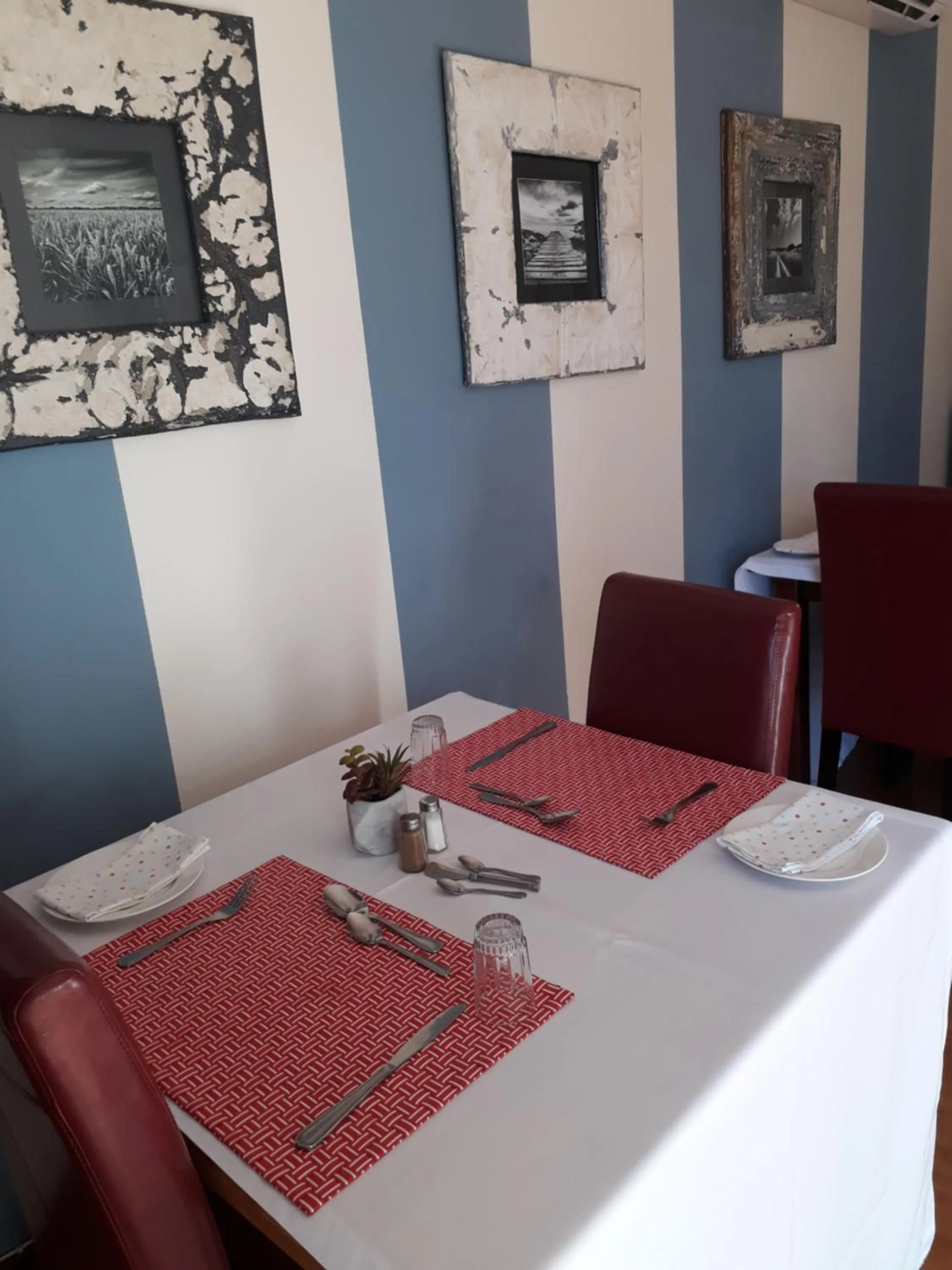 Restaurant/places to eat in The Lighthouse Guesthouse