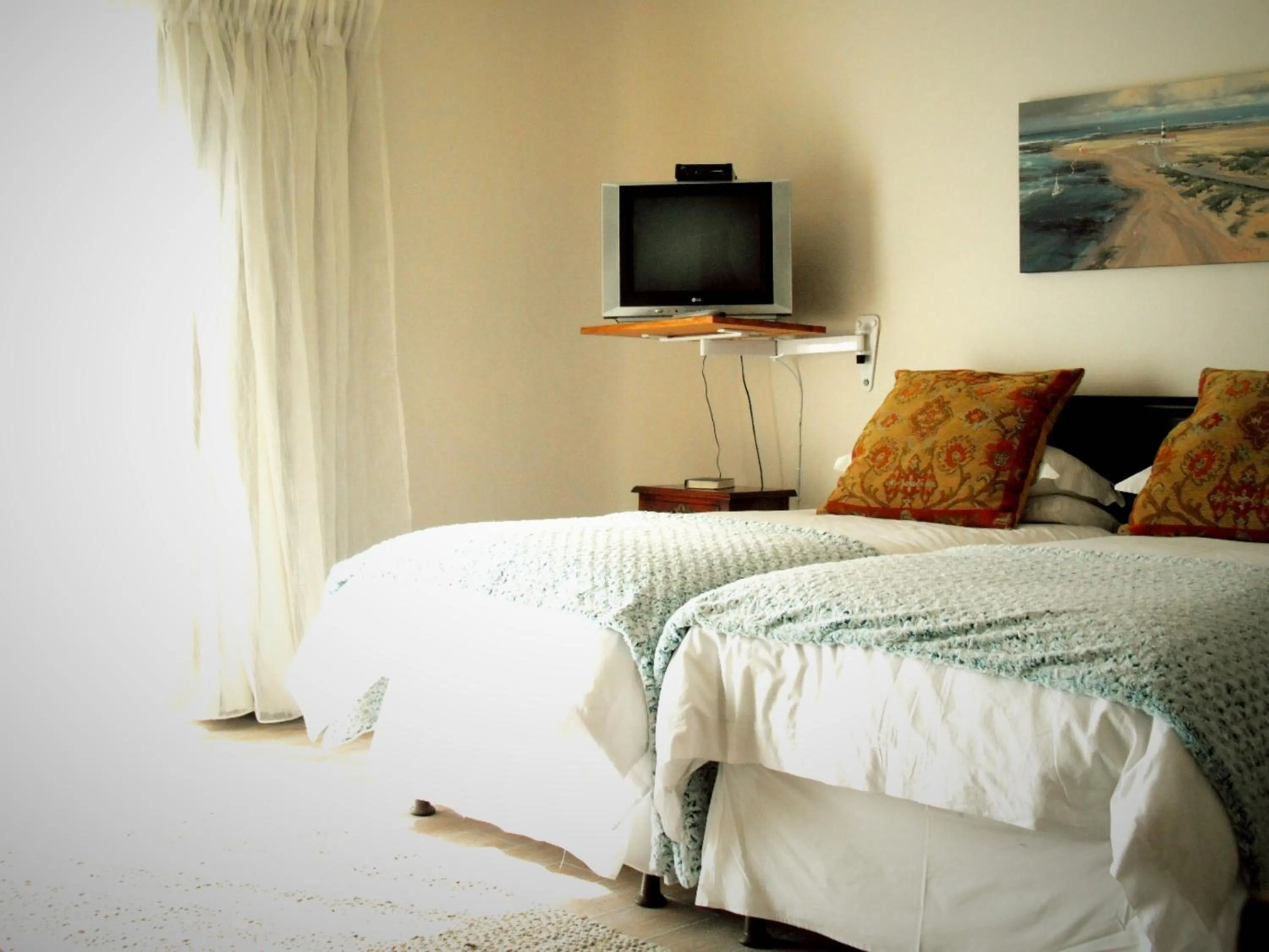TV and multimedia, Bed in The Lighthouse Guesthouse