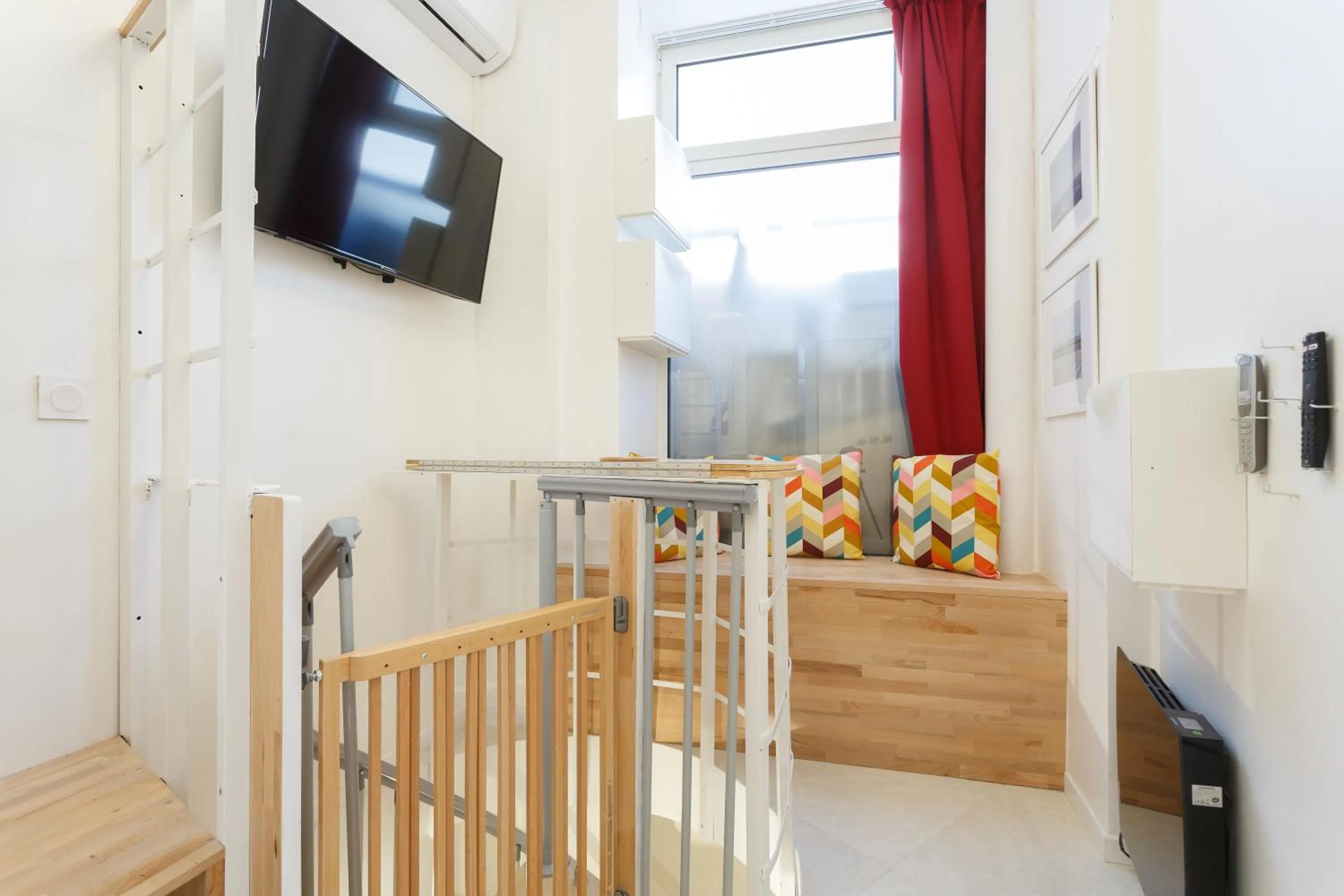 Living room, Bed in Appartement Petits Champs II