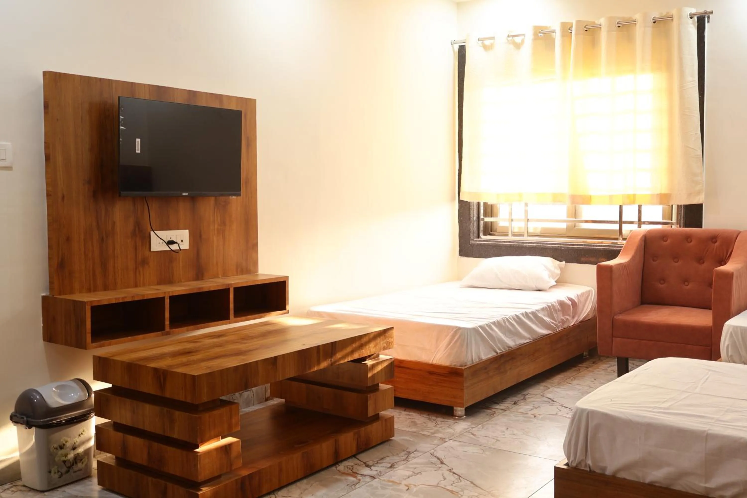 Communal lounge/ TV room, Bed in The Rajputana Palace