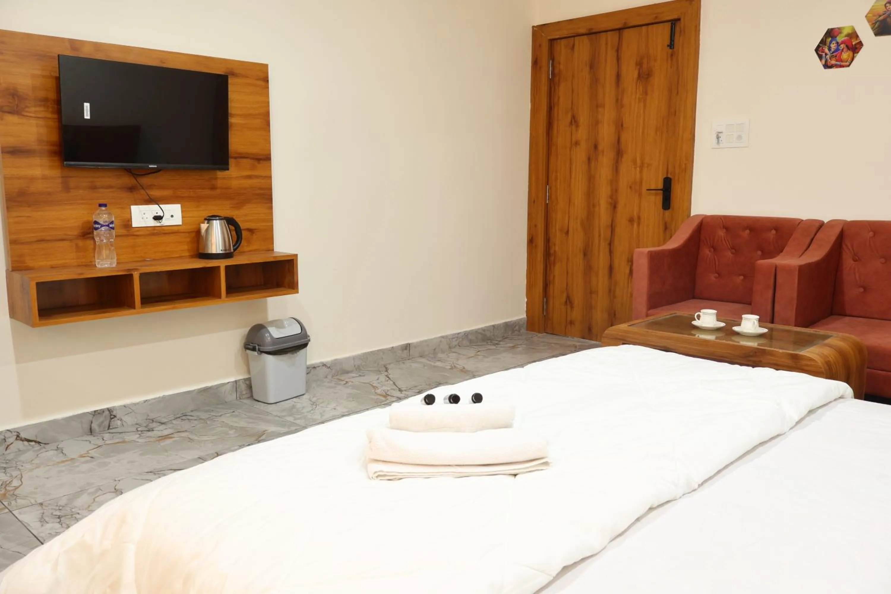 Communal lounge/ TV room, Bed in The Rajputana Palace