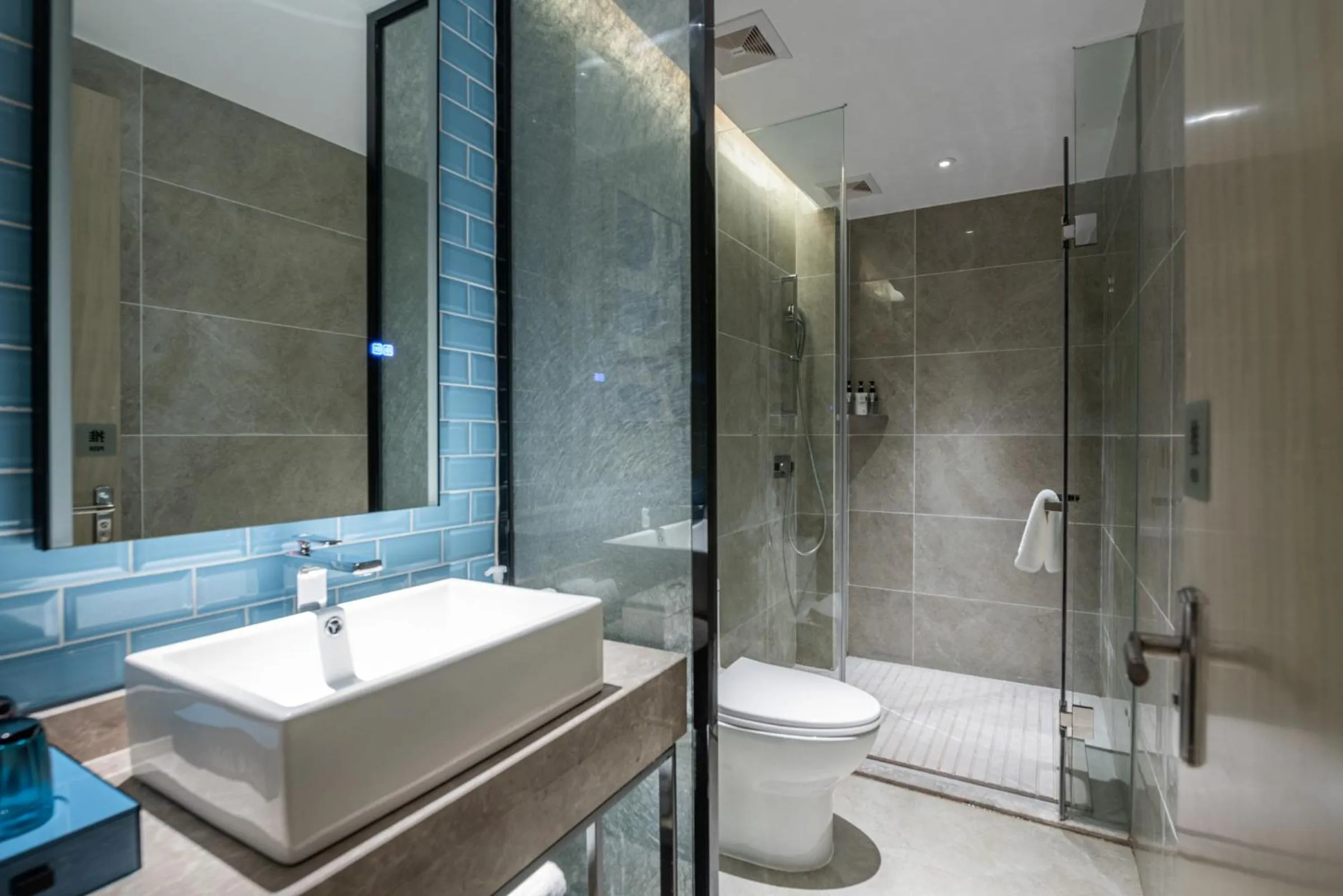 Shower in Echarm Hotel Yangshuo West Stree 宜尚酒店 阳朔西街店
