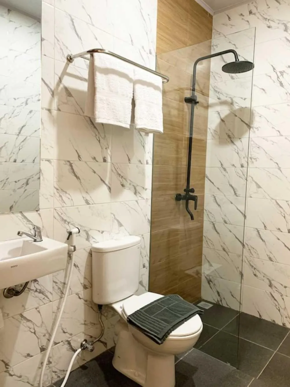 Shower in Upcity Hotel Simpang Lima By Sajiwa