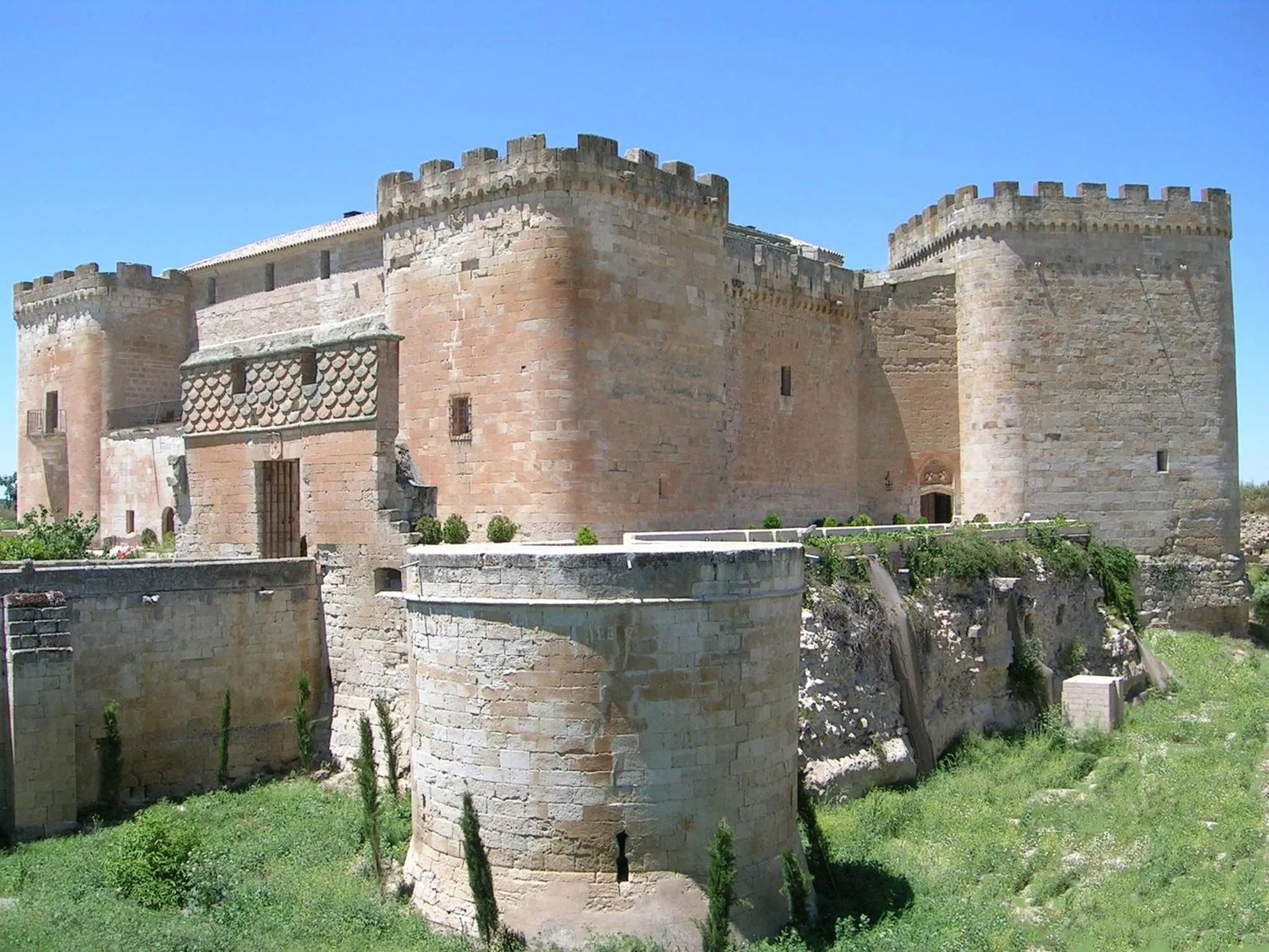 Facade/entrance in Posada Real Castillo del Buen Amor