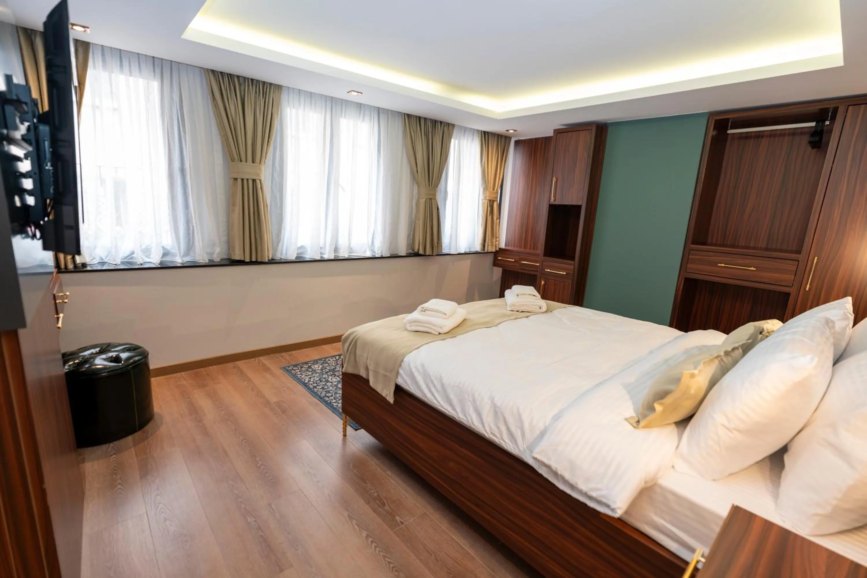 Bed in THE MUA LUXURY HOMEs