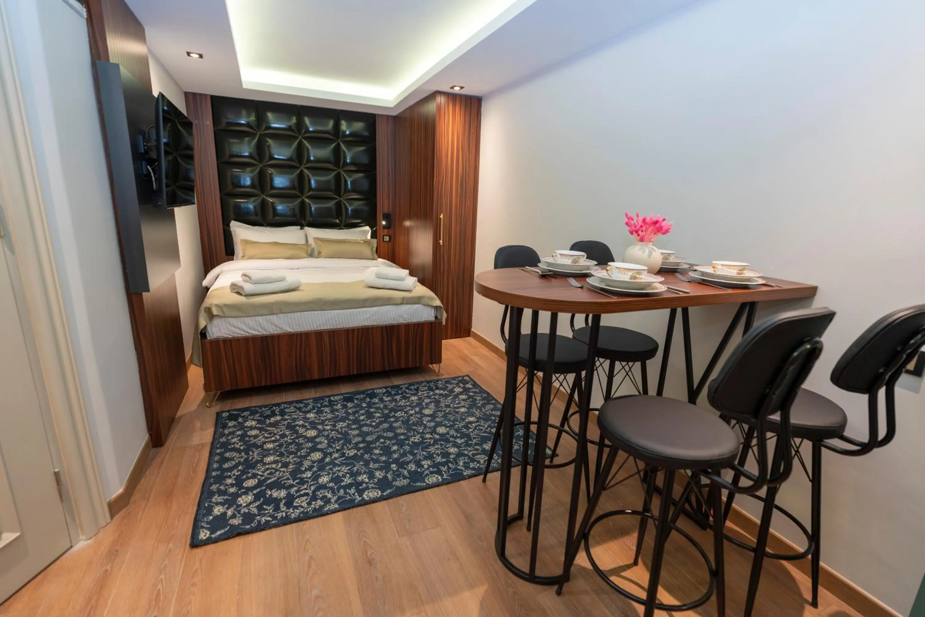 TV and multimedia, Bed in THE MUA LUXURY HOMEs