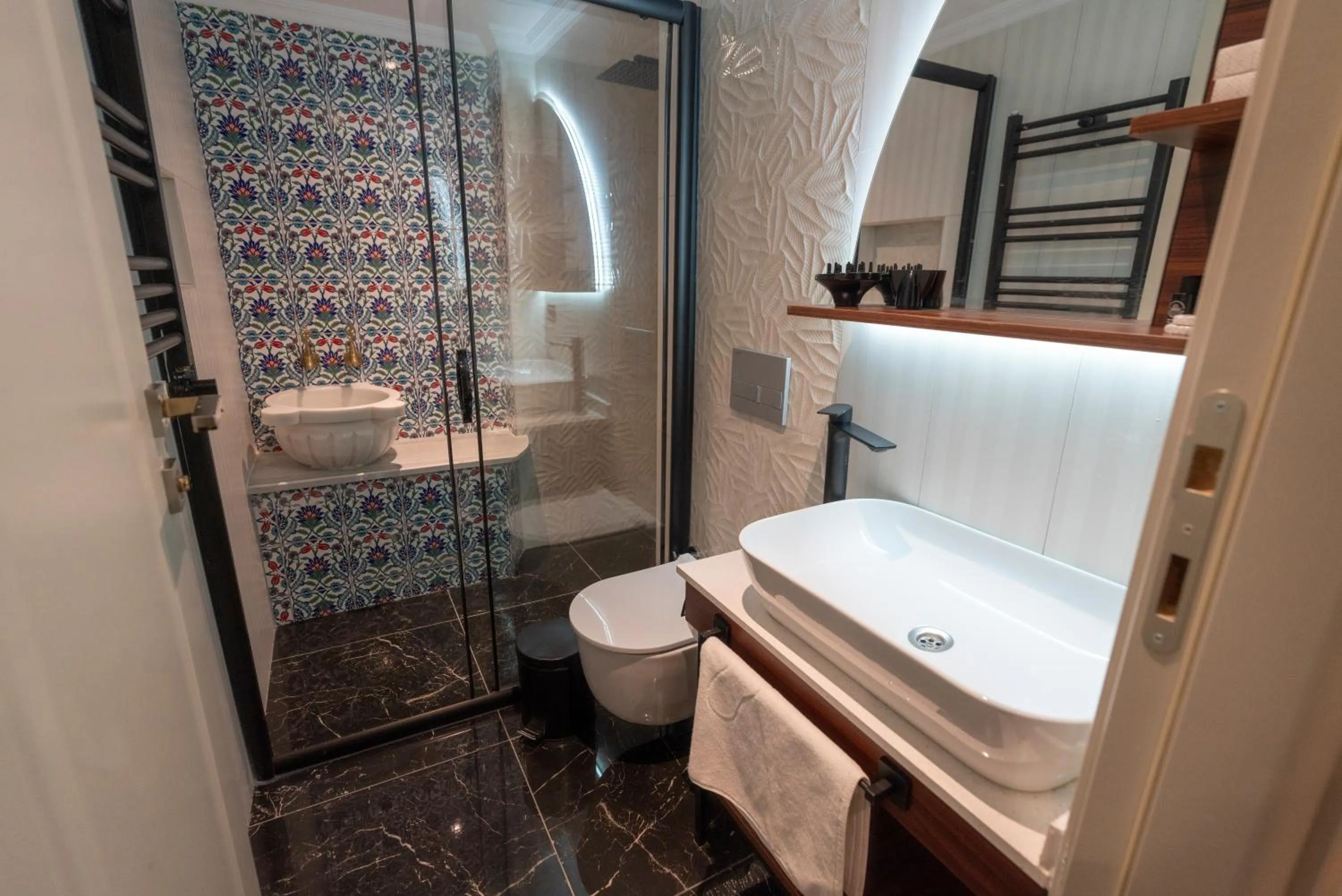 Shower in THE MUA LUXURY HOMEs