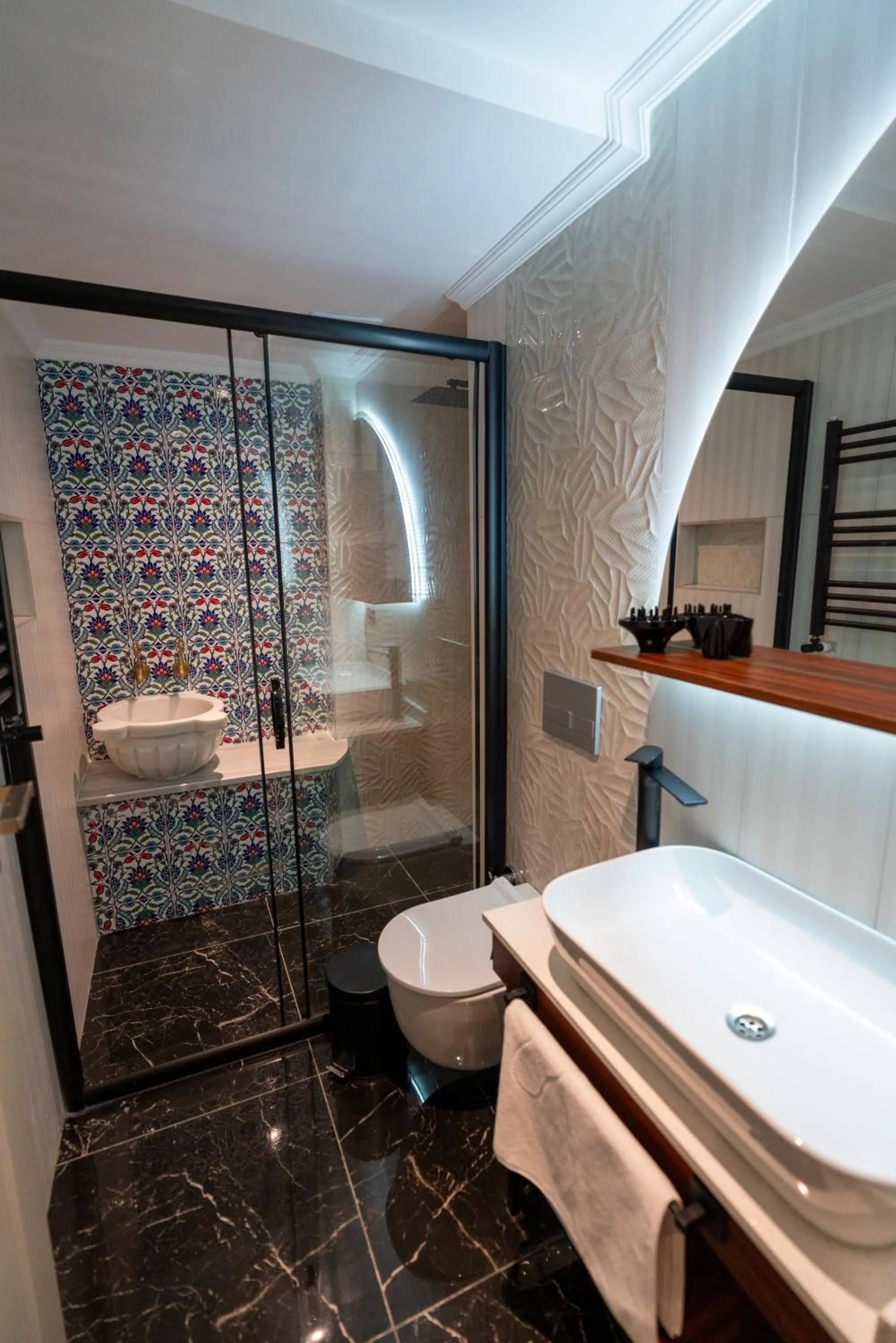 Shower in THE MUA LUXURY HOMEs