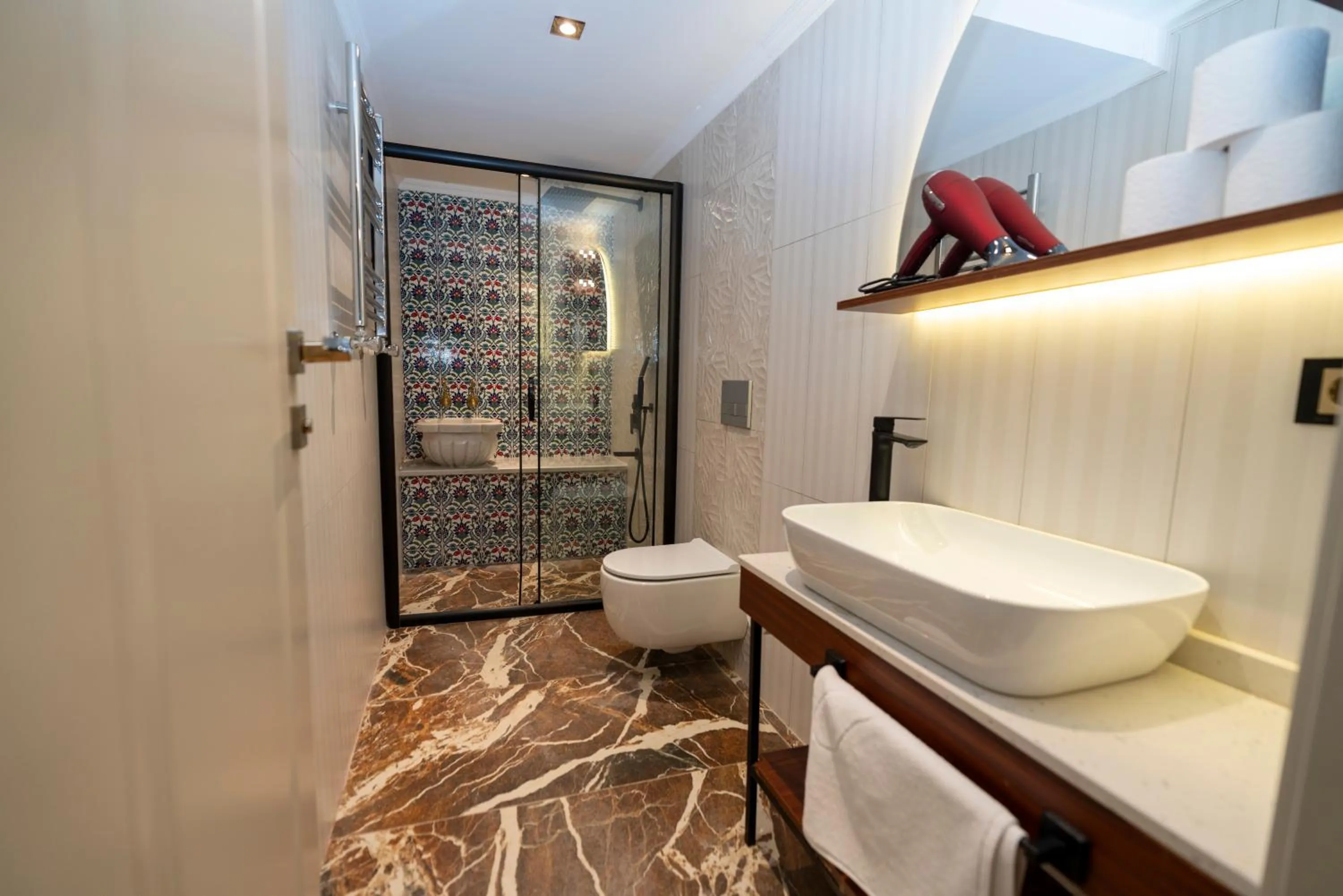 Toilet in THE MUA LUXURY HOMEs