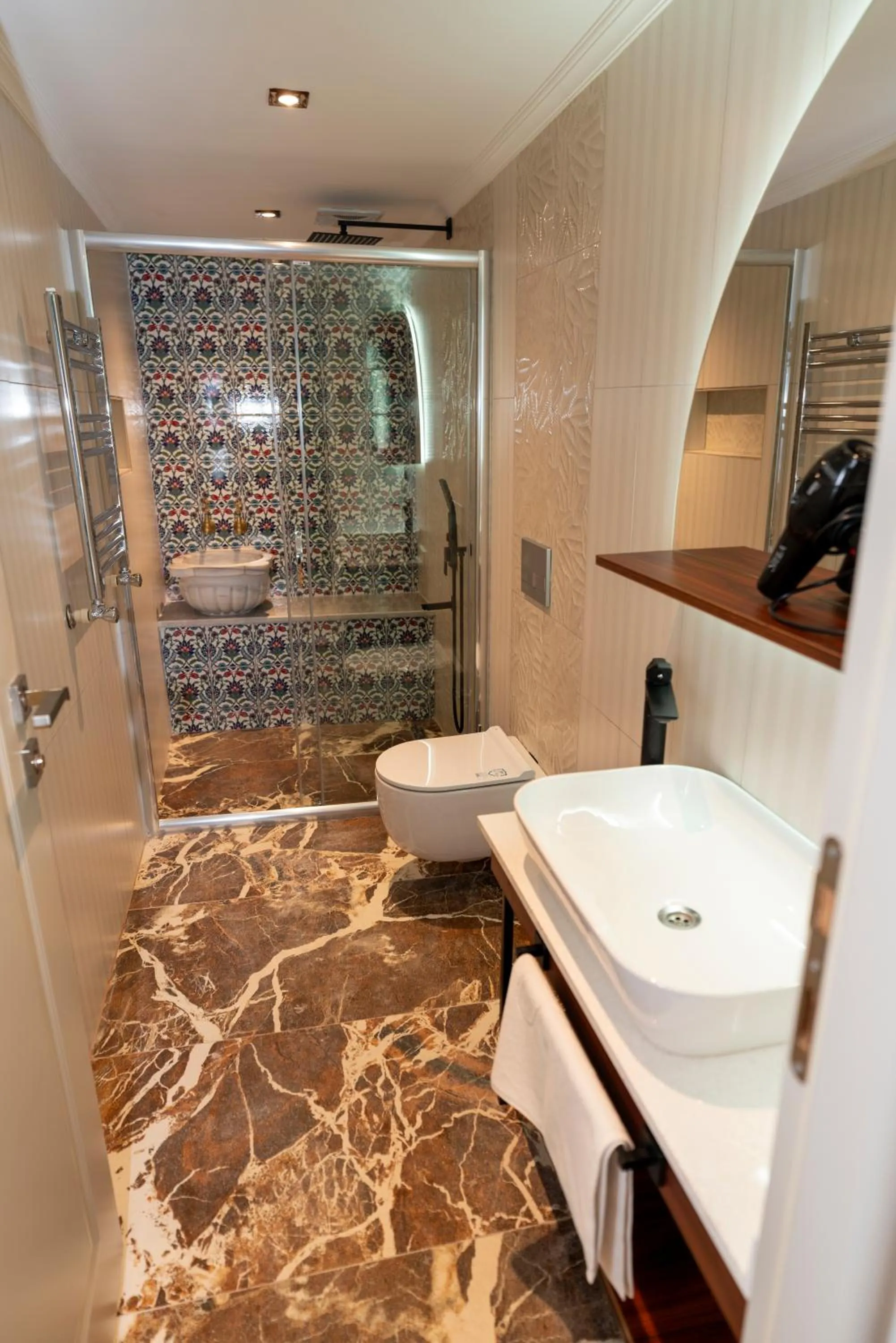 Shower in THE MUA LUXURY HOMEs