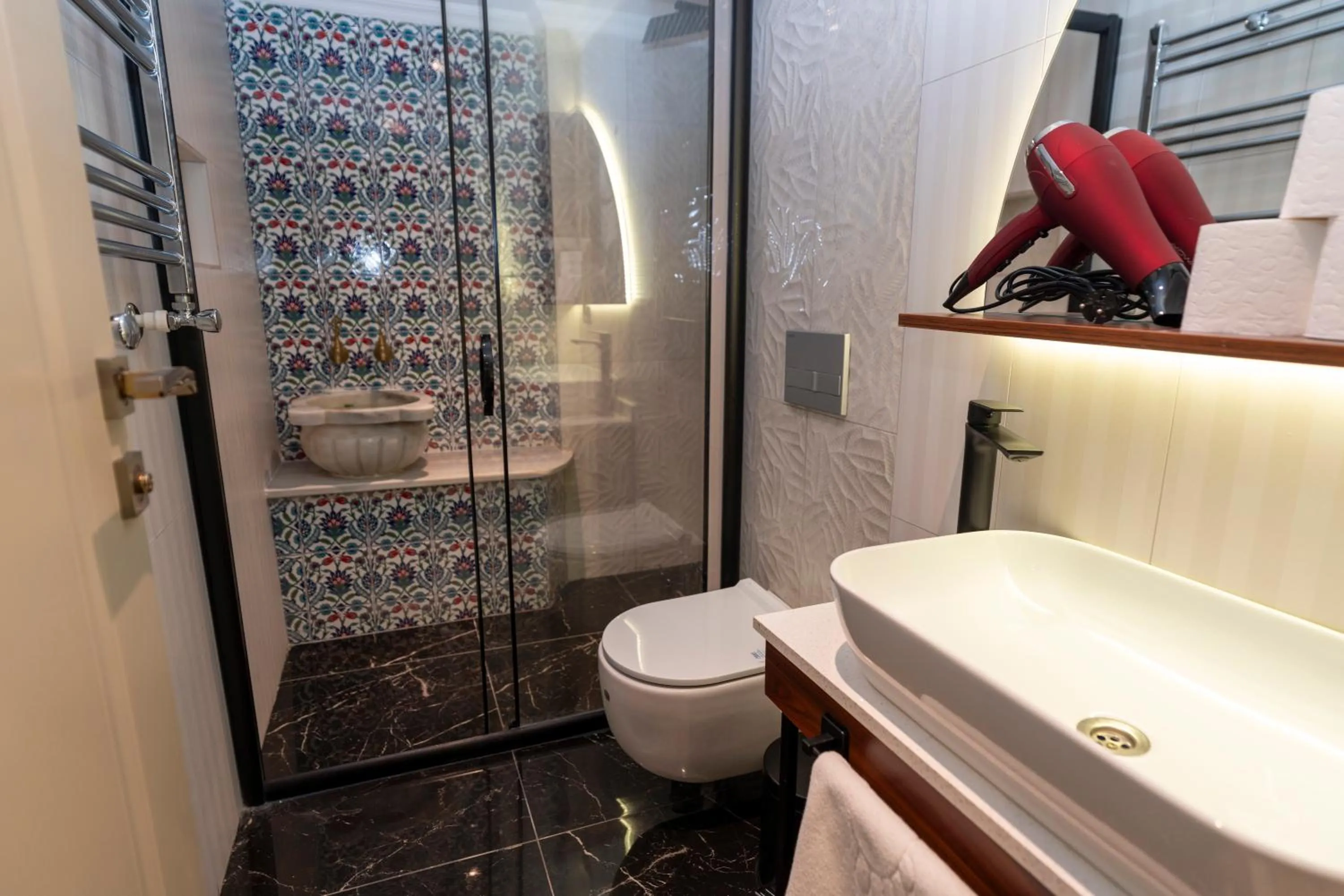 Shower in THE MUA LUXURY HOMEs